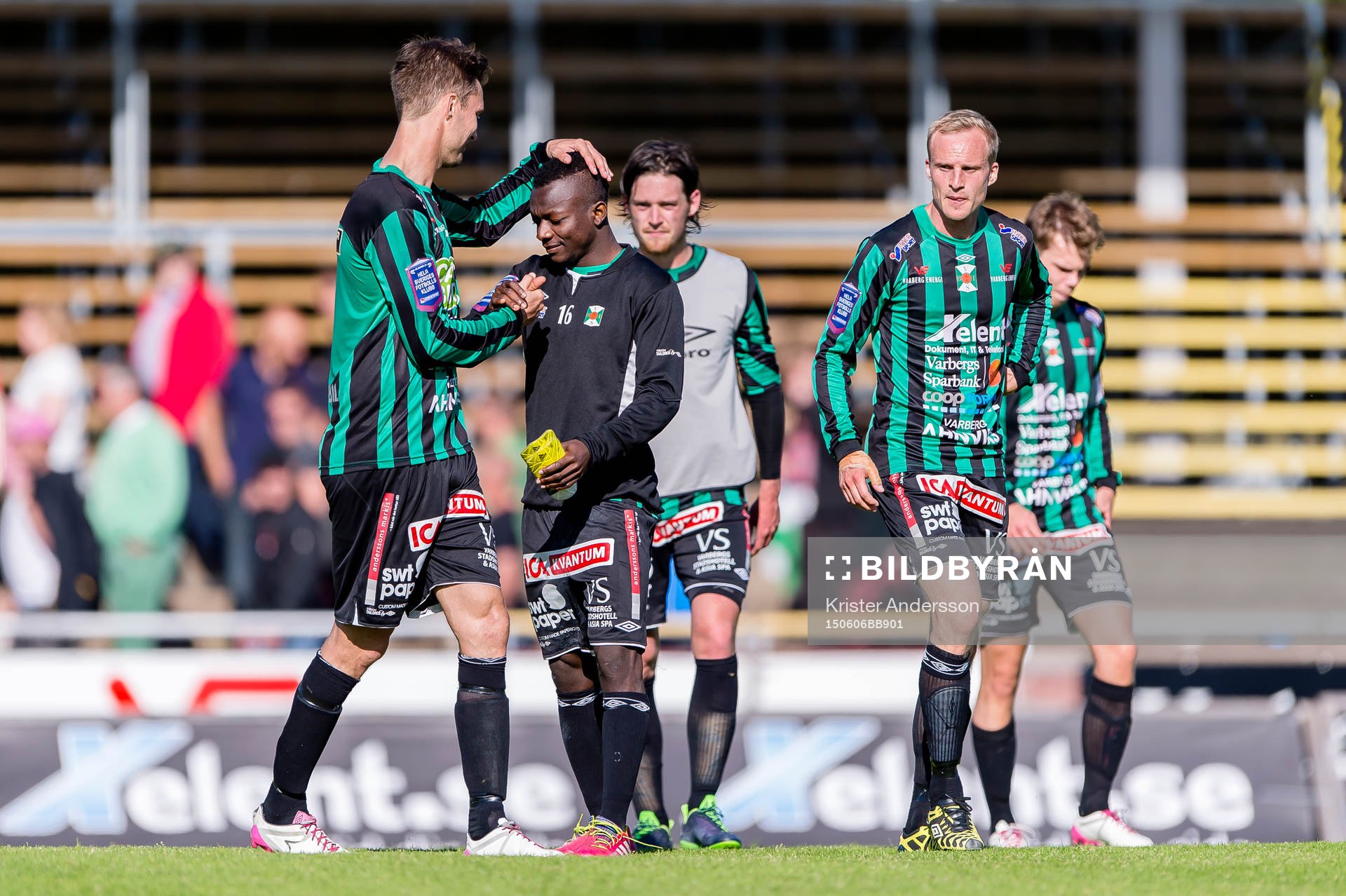 Varbergs Peter Nyström gratulerar Thomas Boakye till