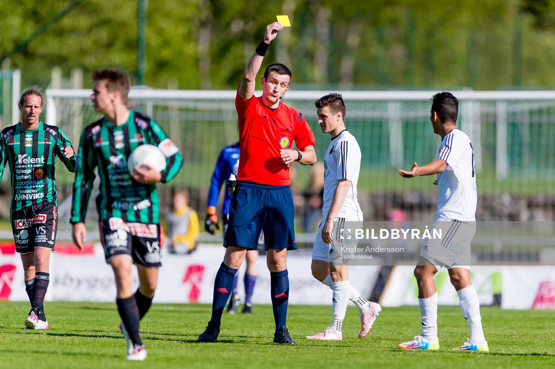 Domare Nermin Cisic ger gult kort till Östersunds Hosam Aiesh under fotbollsmatchen i Superettan mellan Varberg och Östersund den 6 juni 2015 i Varberg.