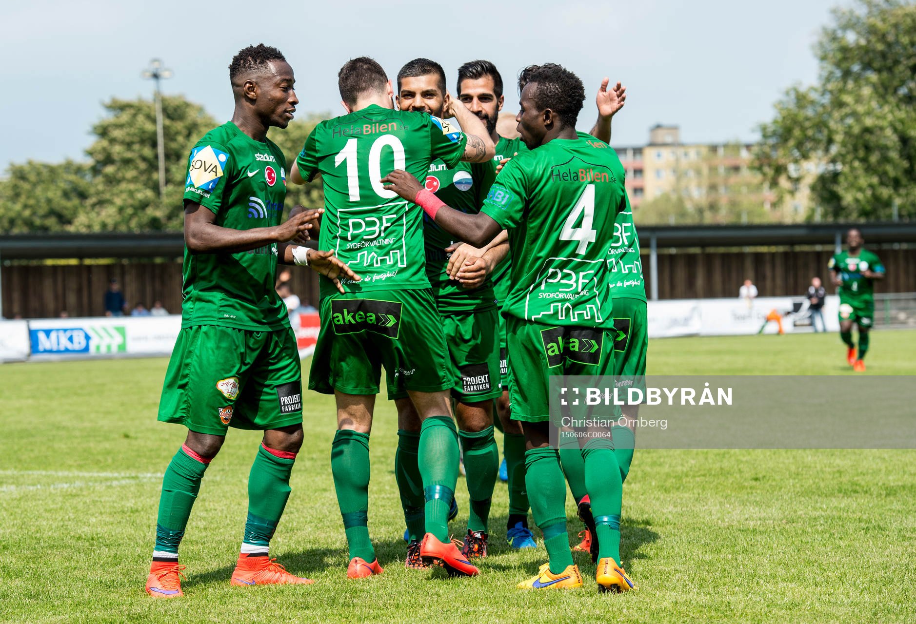 Prespa Birliks Kristian Legiec med lagkamrater jublar