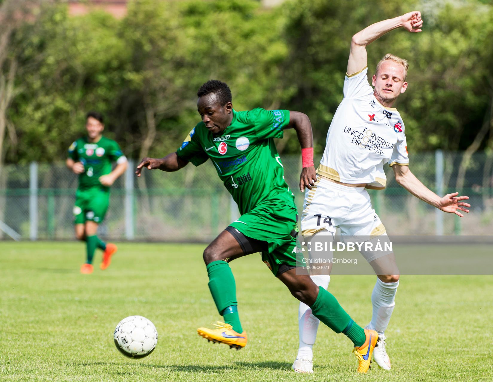 Prespa Birliks Sadat Karim mot FC Rosengårds Simon Ståhl