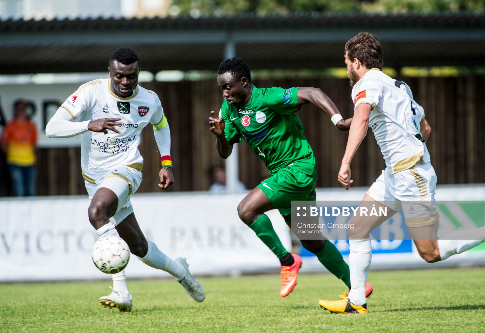 Prespa Birliks Edafe Egbedi rycker fram mot mål mot FC