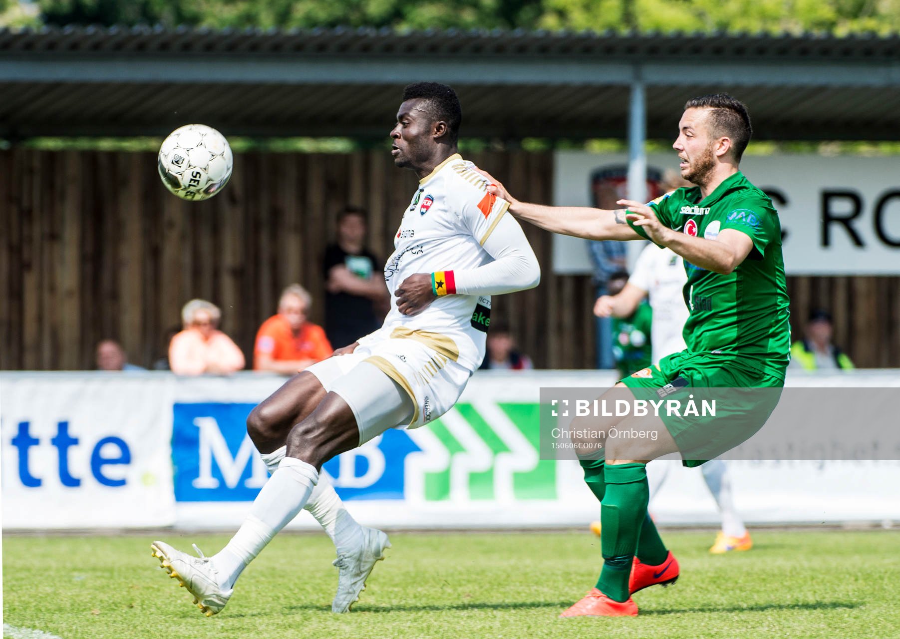Prespa Birliks Kristian Legiec får iväg bollen mot 0-2