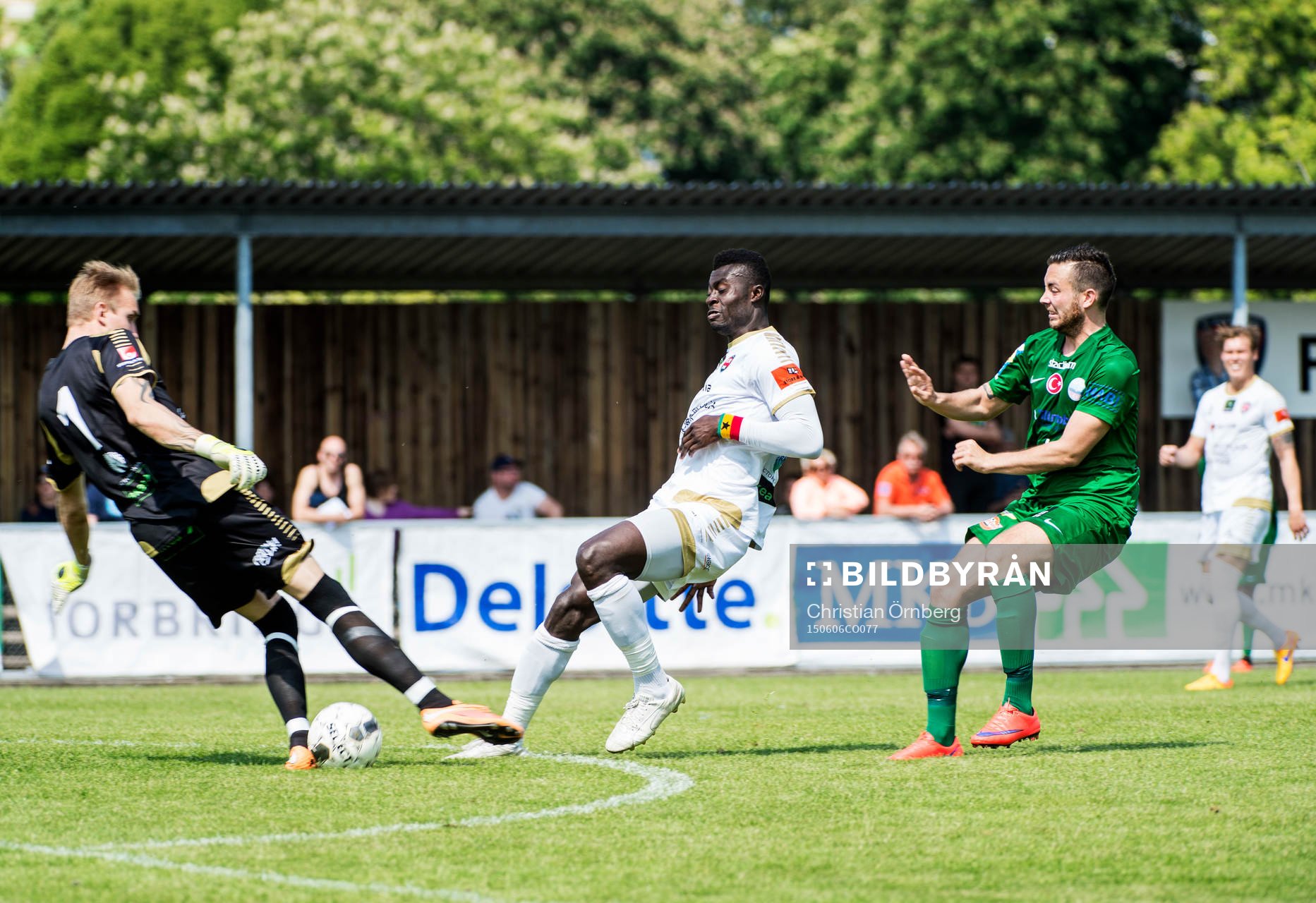 Prespa Birliks Kristian Legiec får bollen förbi FC