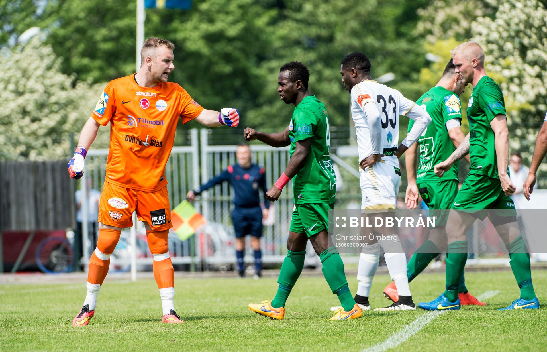 Prespa Birliks målvakt Robin Armandt tackar David Abaya under fotbollsmatchen i Division 2 Södra Götaland mellan FC Rosengård och Prespa Birlik den 6 juni 2015 i Malmö. På bild även Prespa Birliks Martin Holm och FC Rosengårds Dennis Antwi.