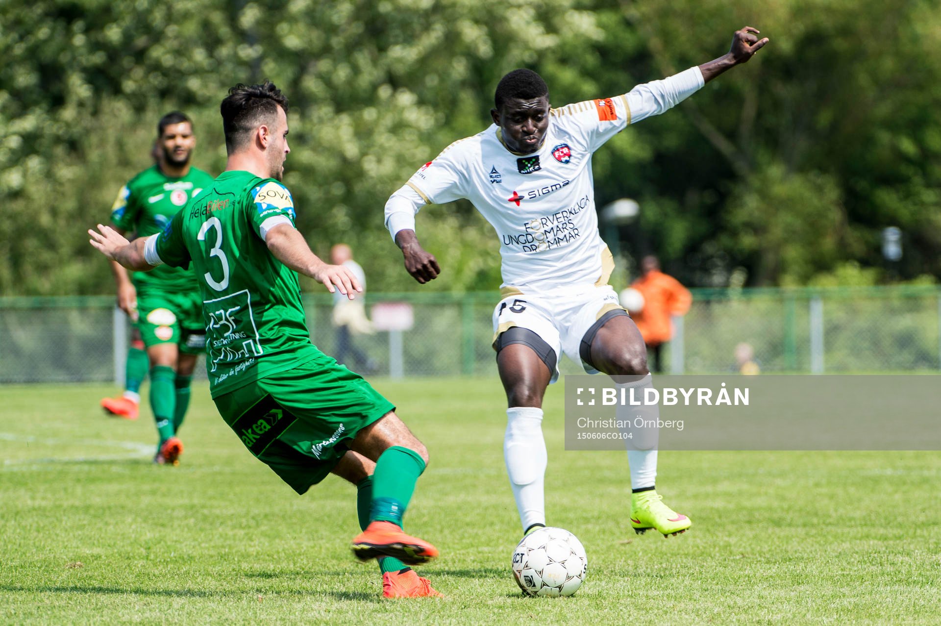 FC Rosengårds Lawrence mot Prespa Birliks Adnan Gerzic