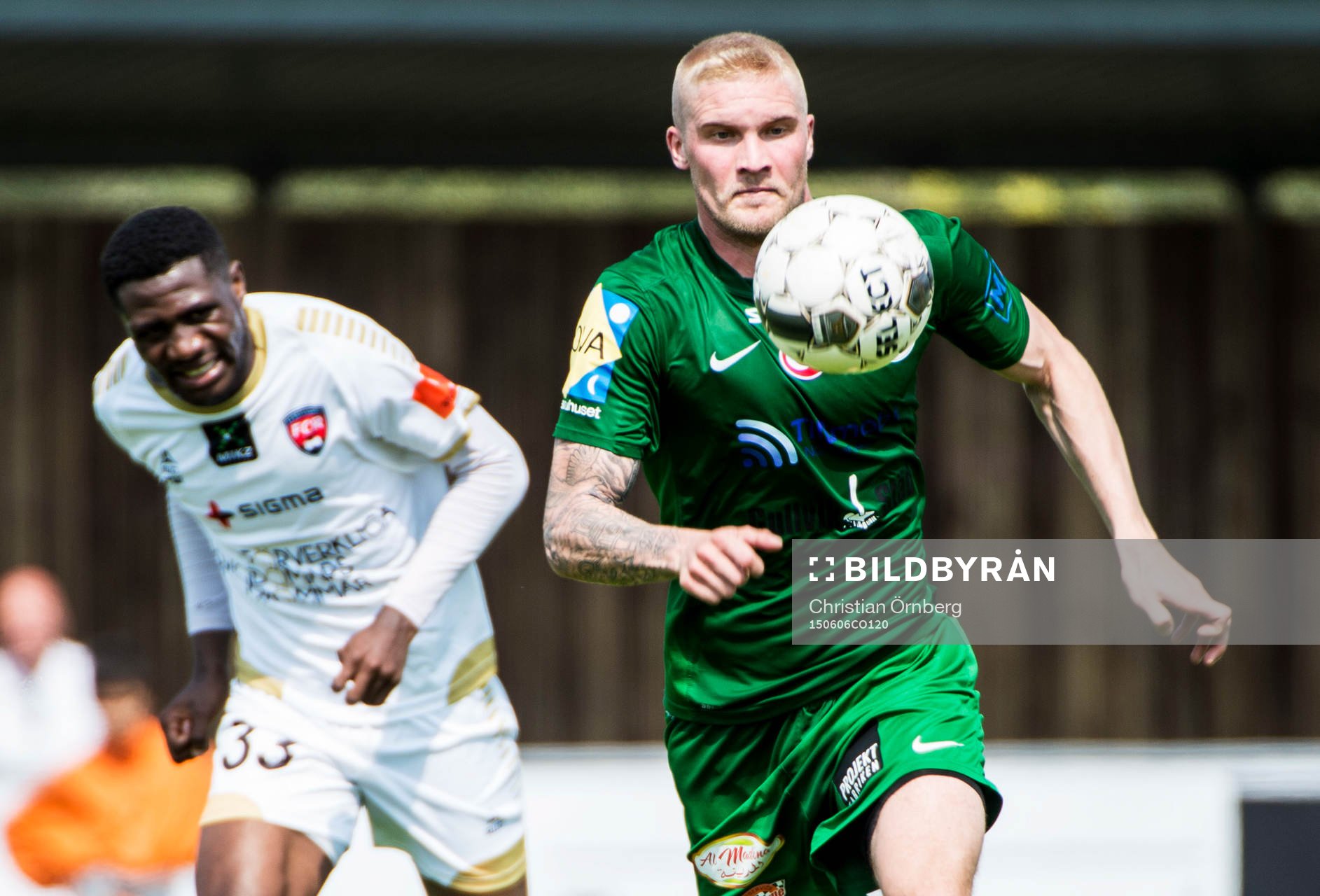 Prespa Birliks Martin Holm med bollen framför FC Rosengårds Dennis Antwi under fotbollsmatchen i Division 2 Södra Götaland mellan FC Rosengård och Prespa Birlik den 6 juni 2015 i Malmö.