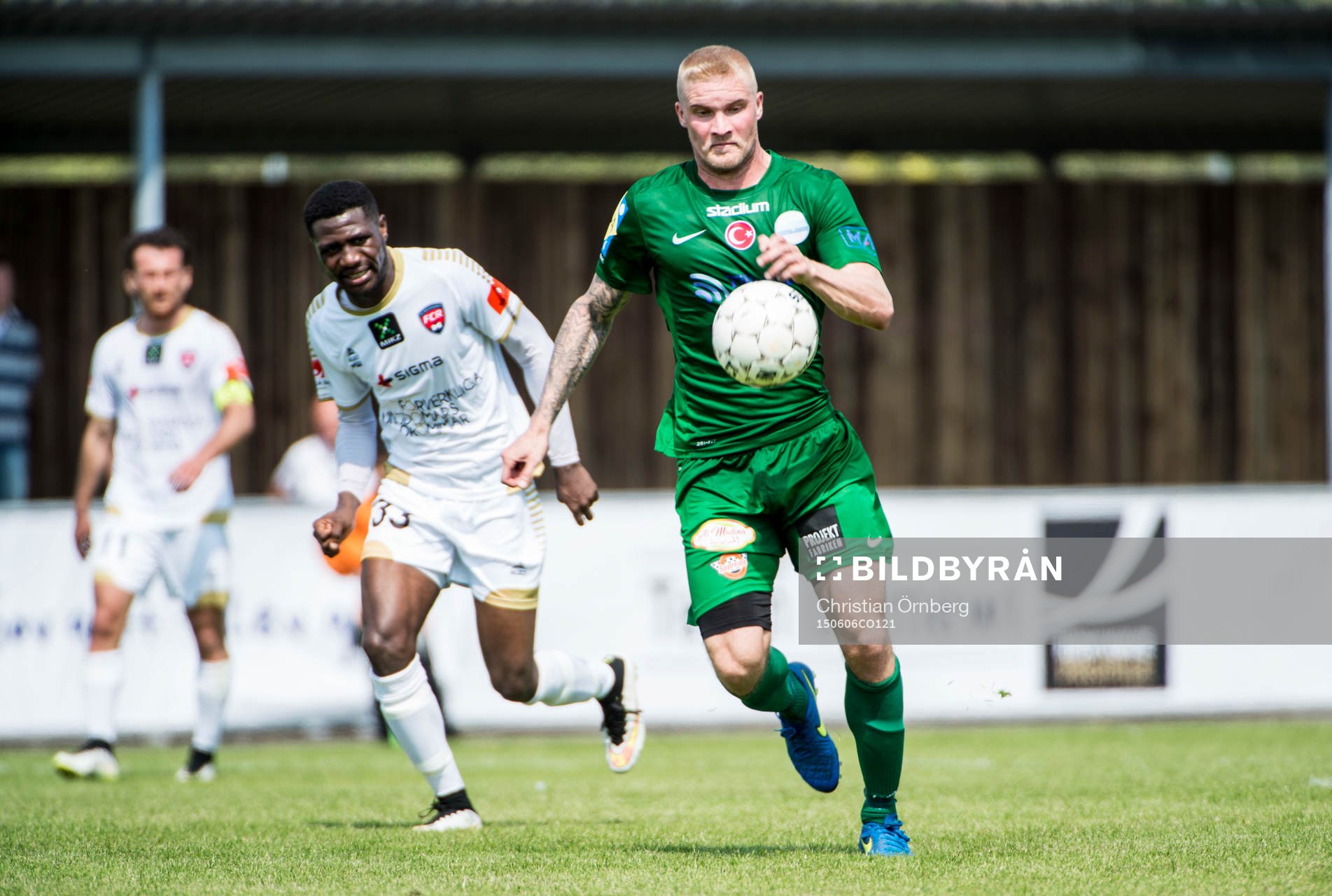 Prespa Birliks Martin Holm med bollen framför FC