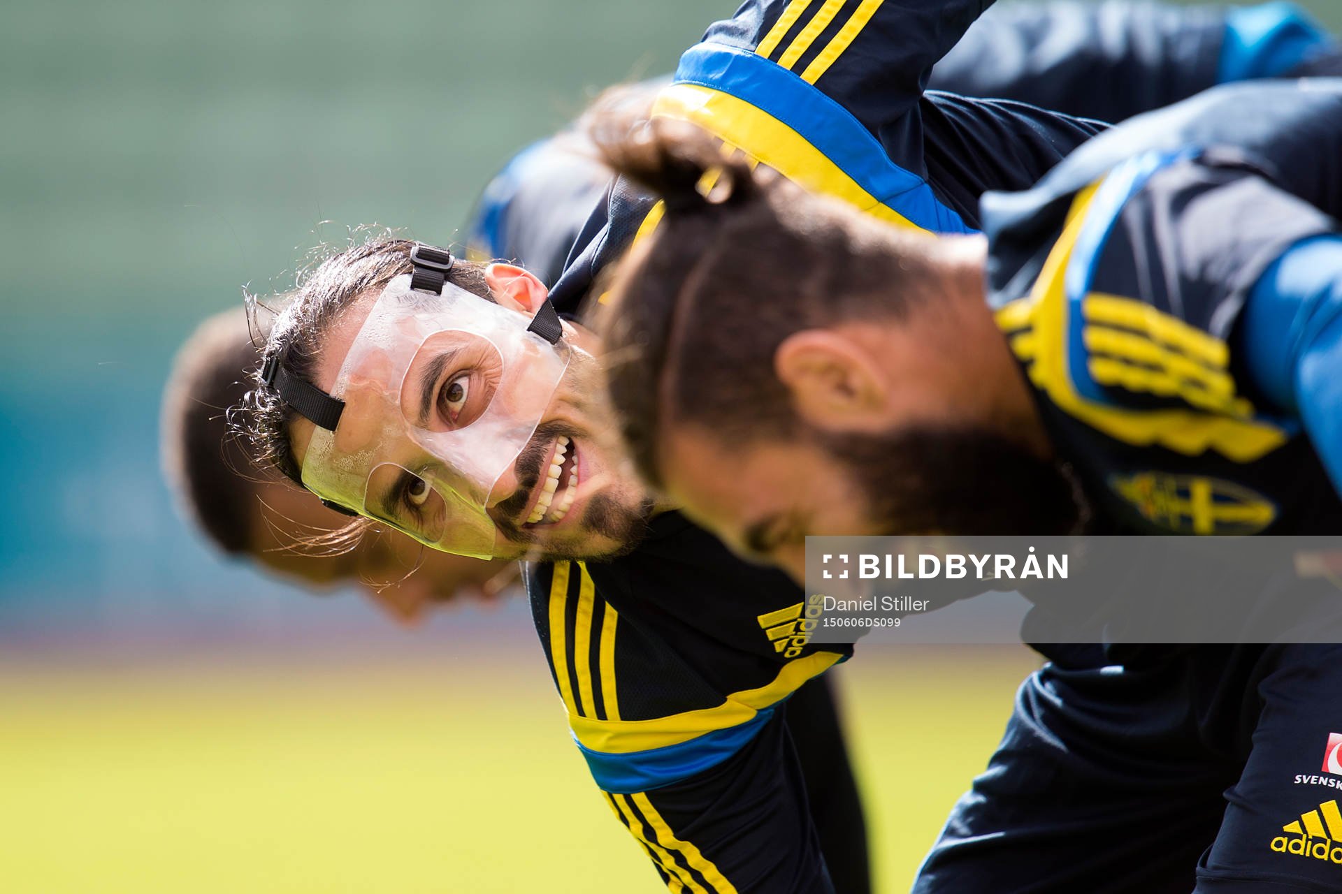 Sveriges Erkan Zengin med en mask för ansiktet