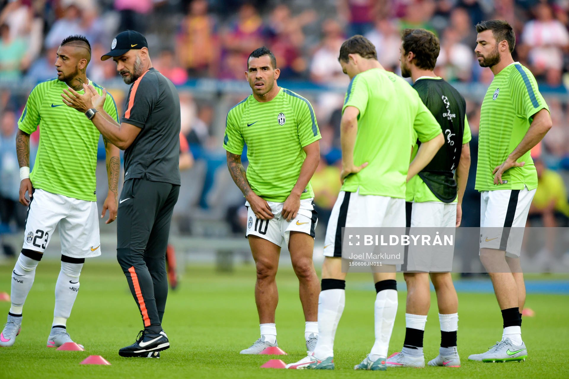 Juventus Carlos Tevez värmer upp