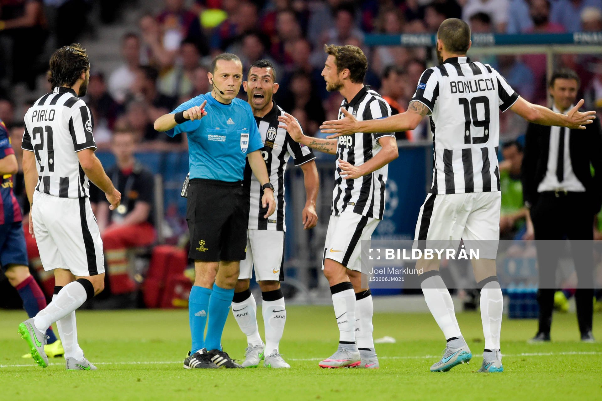 Juventus spelare protesterar hos domaren Cüneyt Çakir
