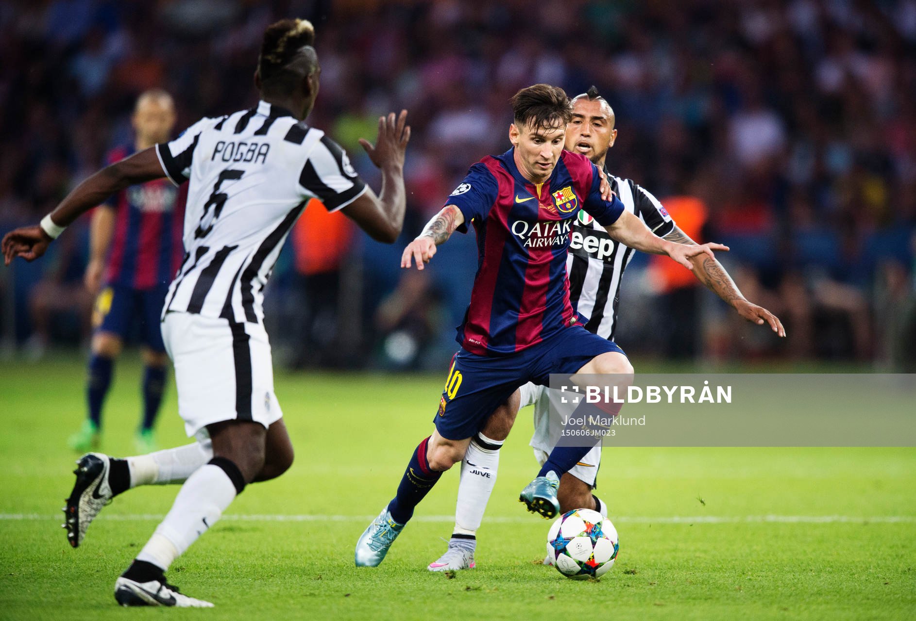 Juventus Paul Pogba och Arturo Vidal utmanas av Barcelonas