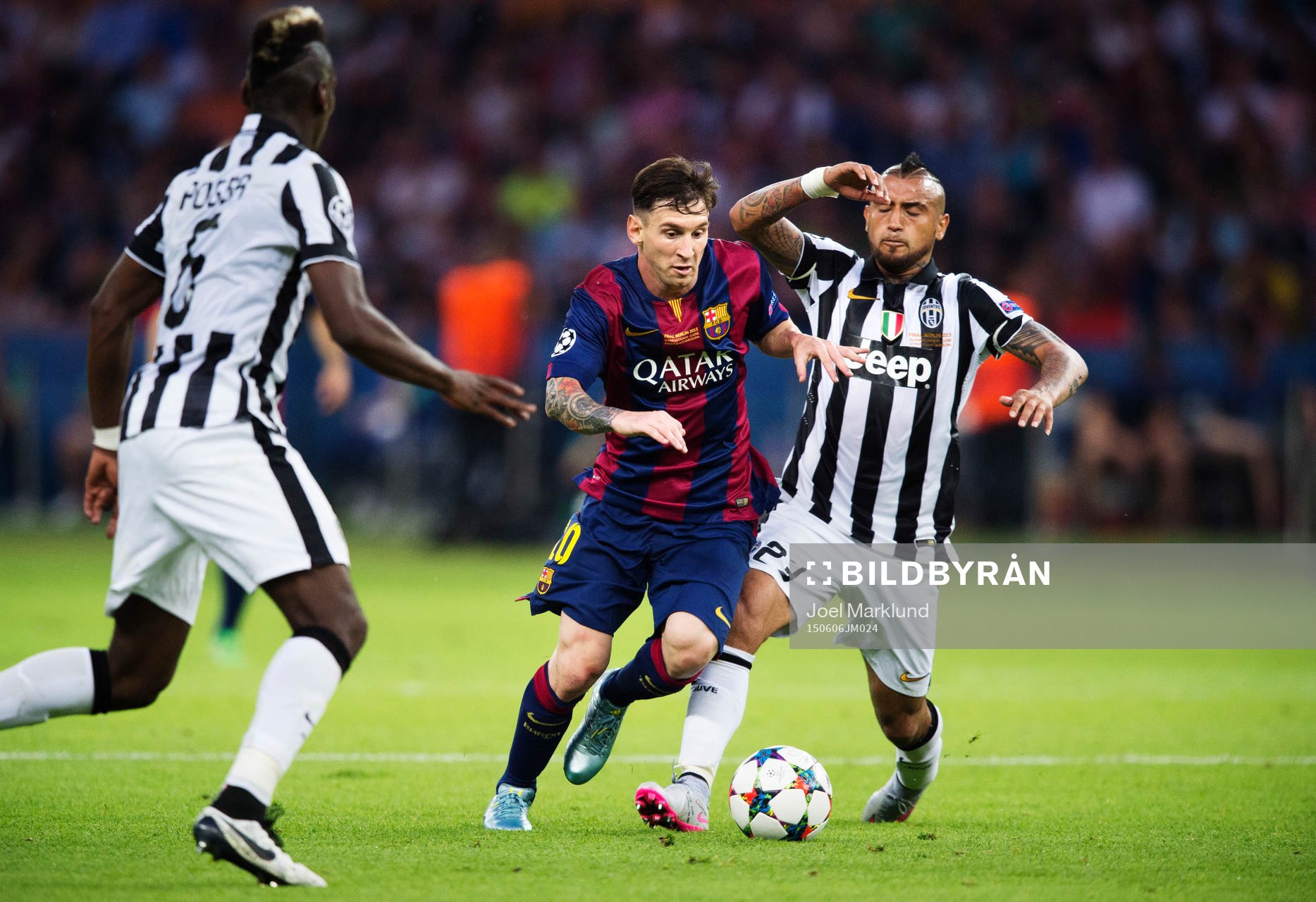 Juventus Paul Pogba och Arturo Vidal utmanas av Barcelonas