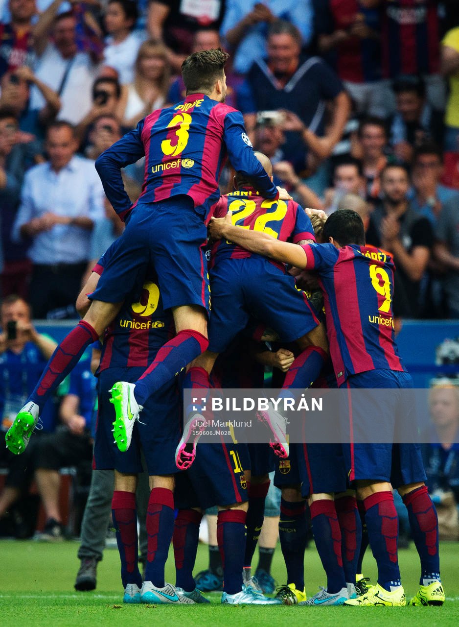 Barcelonas spelare jublar efter att Ivan Rakitic gjort 0-1 under finalen i Champions League mellan Juventus och Barcelona den 6 juni 2015 i Berlin.