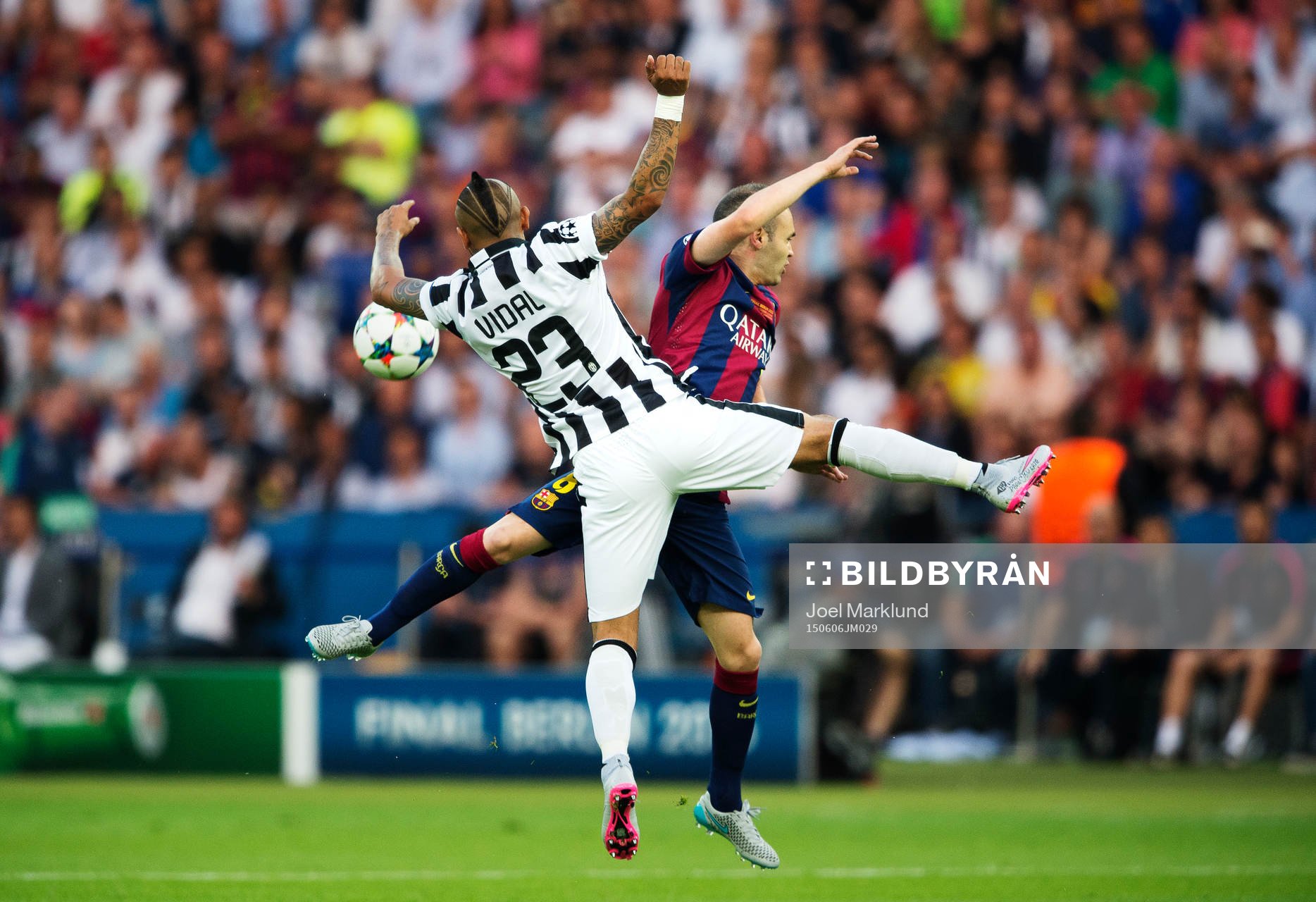Juventus Arturo Vidal och Barcelonas Andres Iniesta i kamp