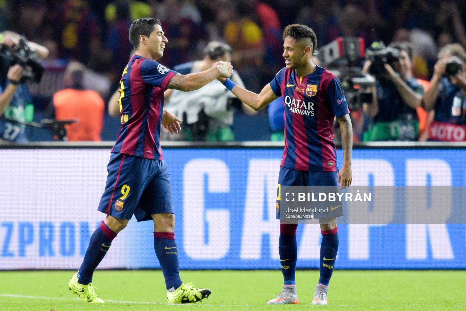 Barcelonas Luis Suarez och Neymar jublar