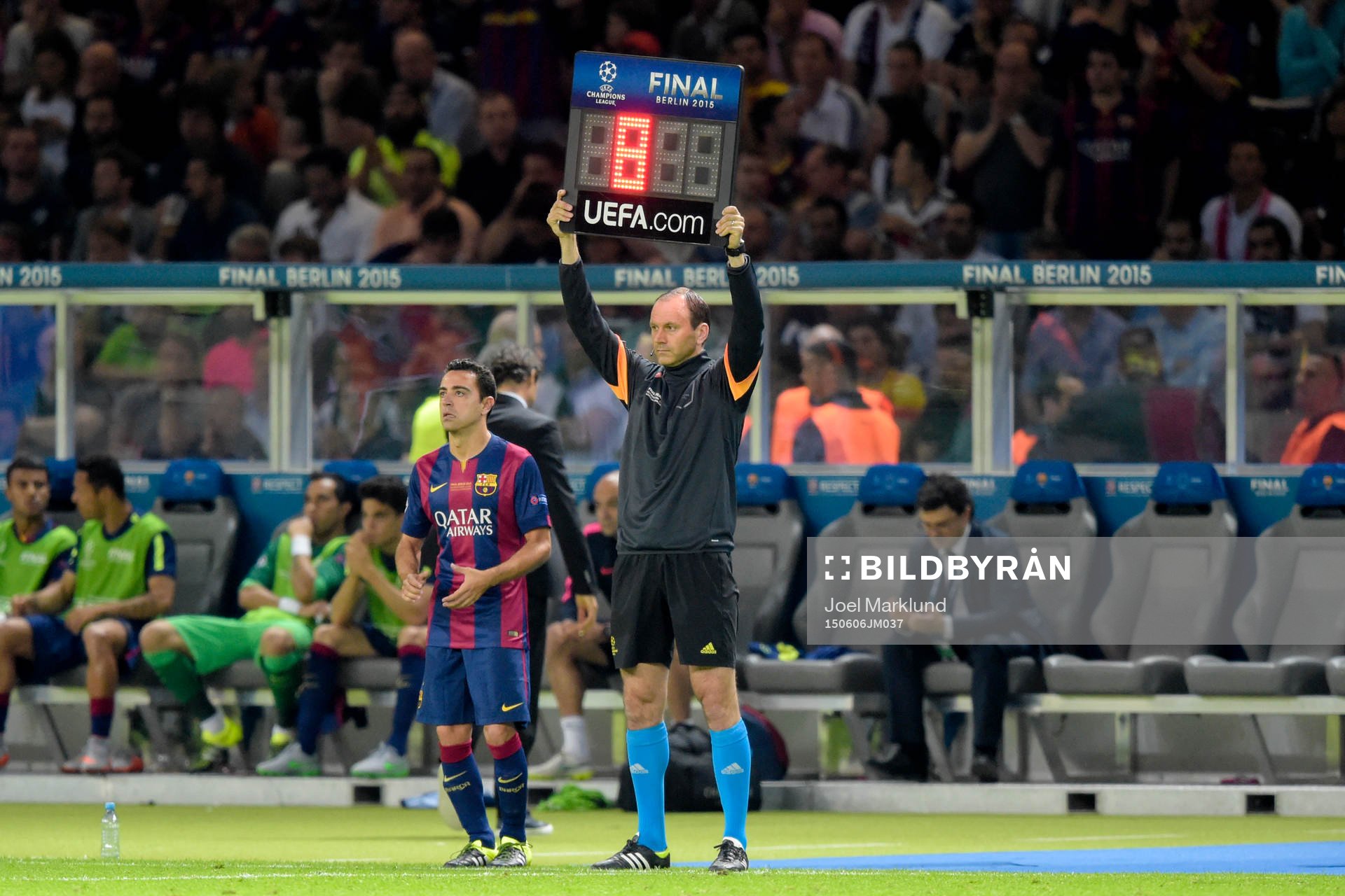 Fjärdedomaren Jonas Eriksson visar Barcelonas Xavi Hernandez in på planen under finalen i Champions League mellan Juventus och Barcelona den 6 juni 2015 i Berlin.