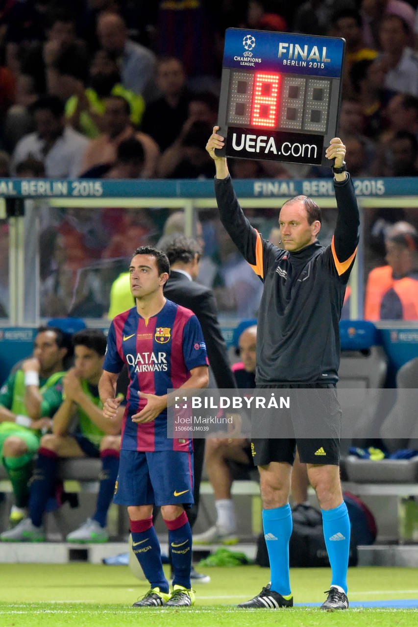 Fjärdedomaren Jonas Eriksson visar Barcelonas Xavi Hernandez in på planen under finalen i Champions League mellan Juventus och Barcelona den 6 juni 2015 i Berlin.