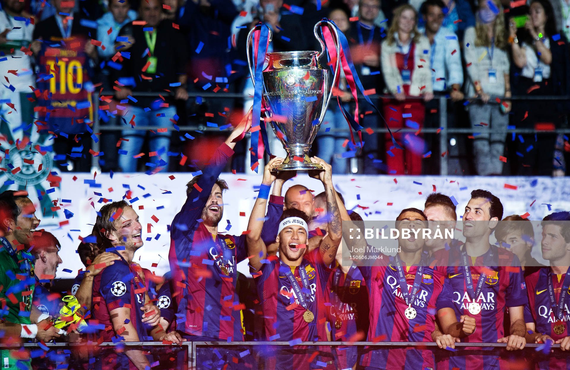 Barcelonas Neymar höjer pokalen