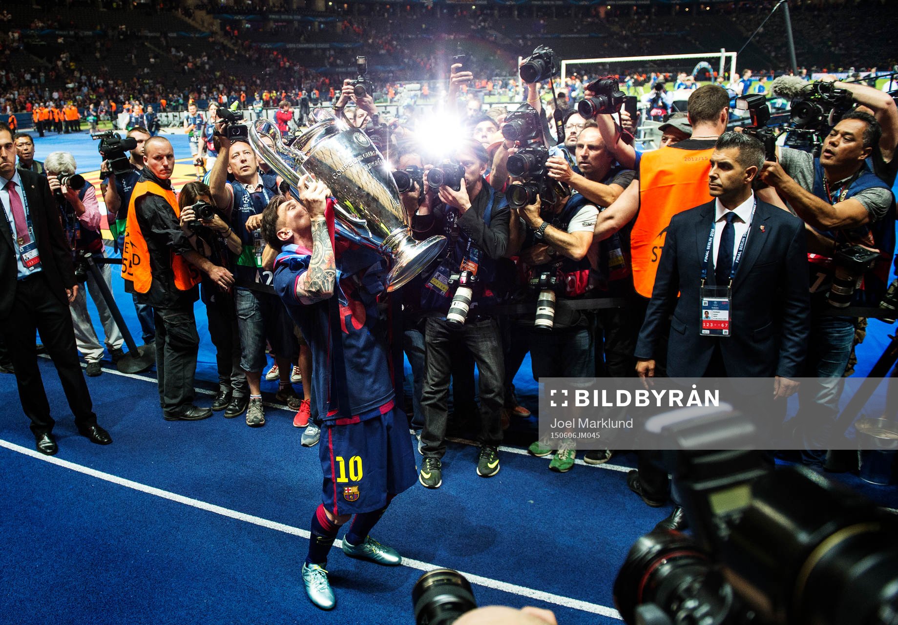 Barcelonas Lionel Messi kysser pokalen