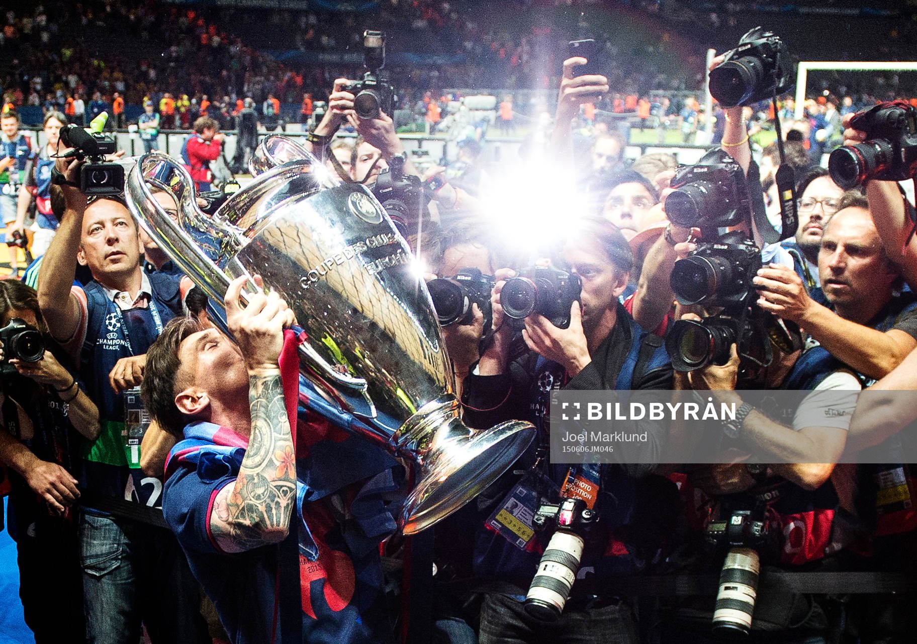 Barcelonas Lionel Messi kysser pokalen