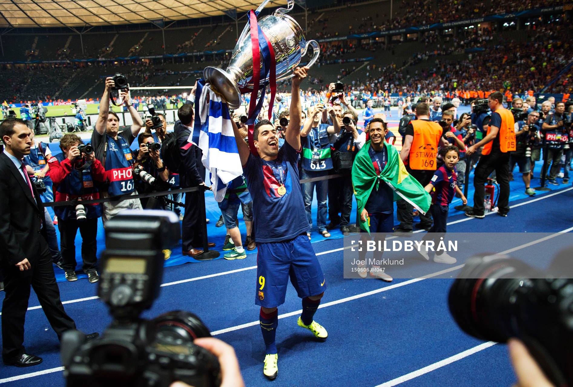 Barcelonas Luis Suarez höjer pokalen