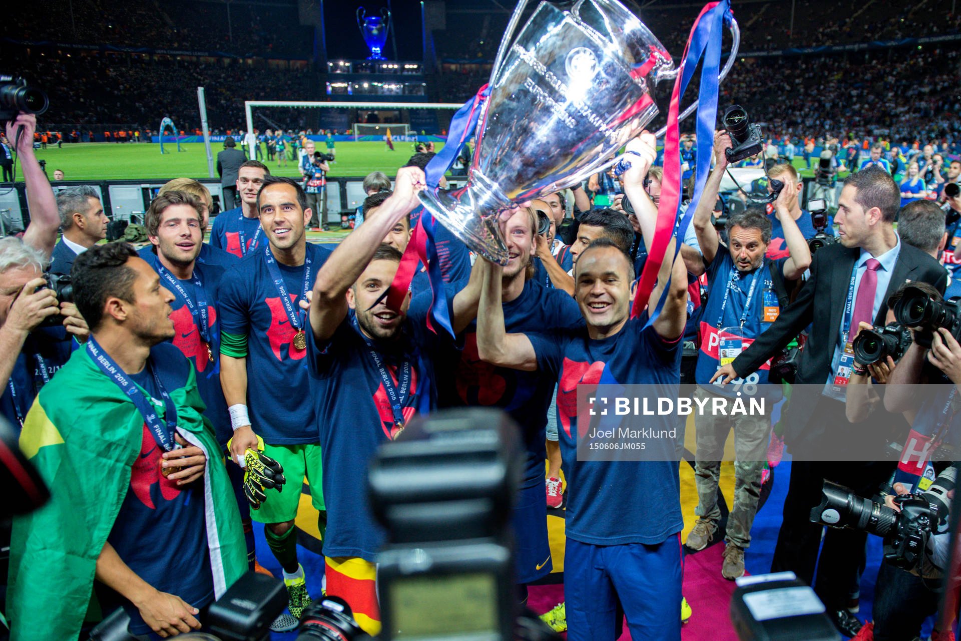 Barcelonas Andres Iniesta jublar med pokalen