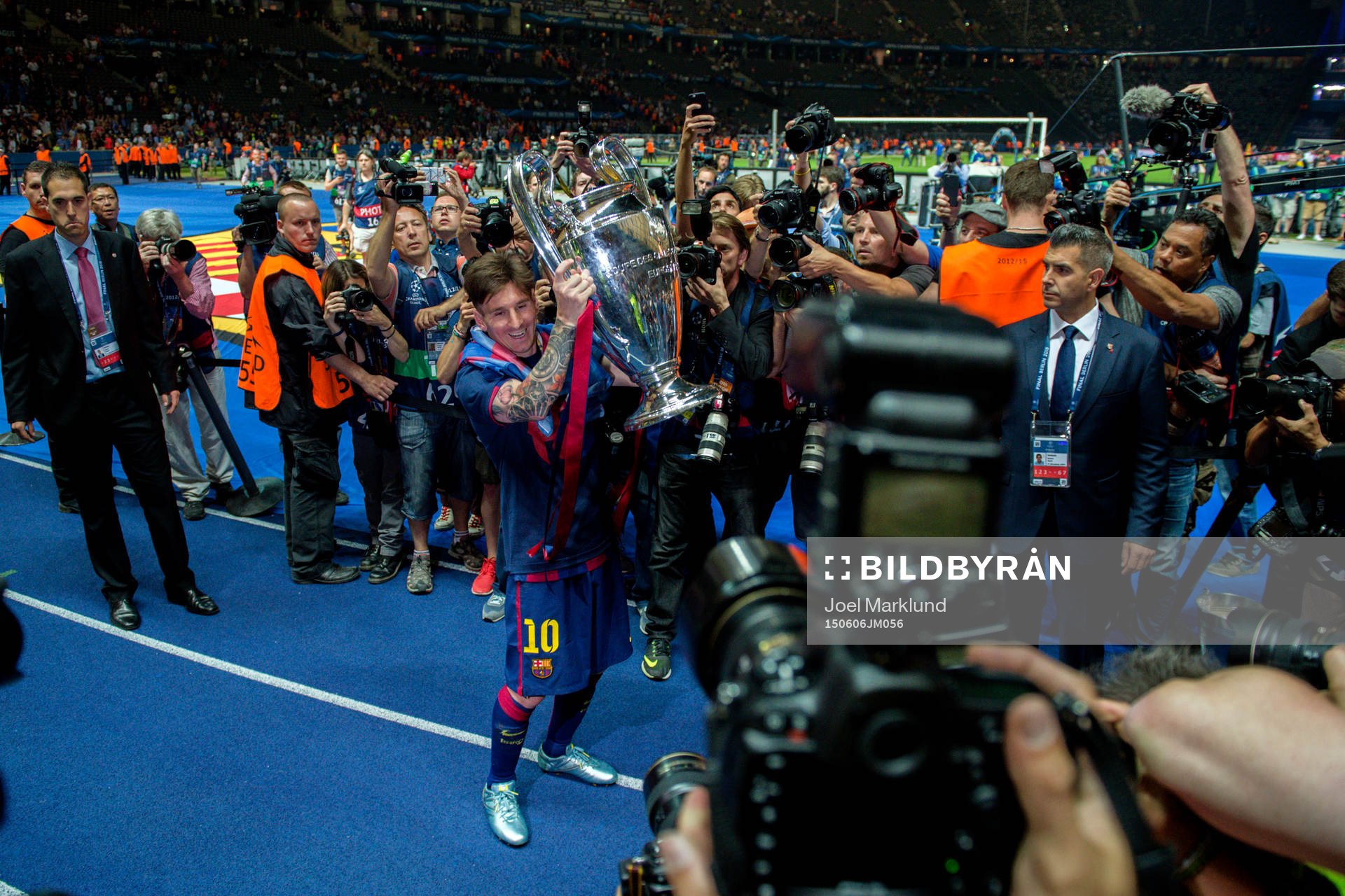 Barcelonas Lionel Messi jublar med pokalen