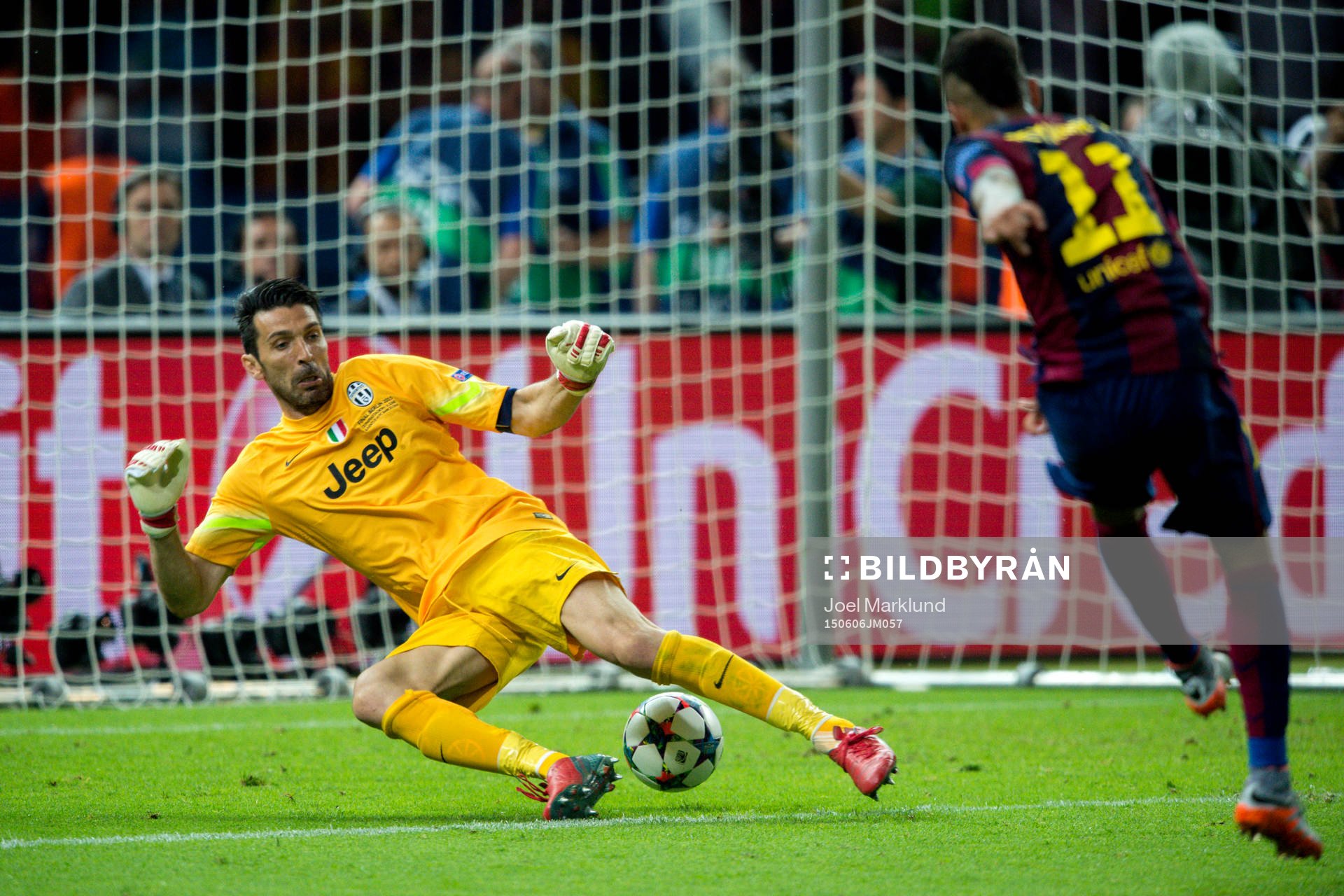 Barcelonas Neymar gör 1-3 bakom Juventus målvakt