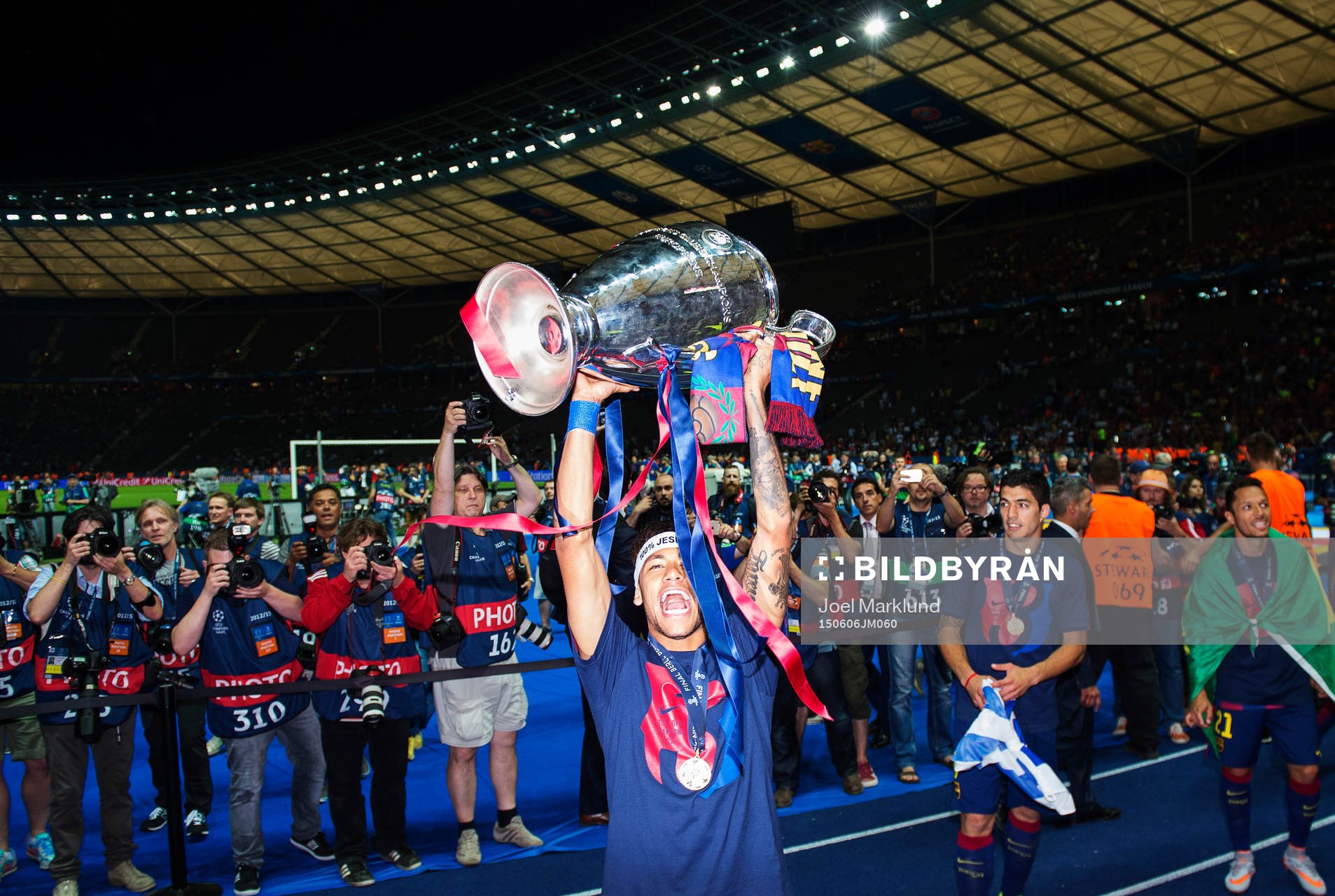 Barcelonas Neymar höjer pokalen och jublar