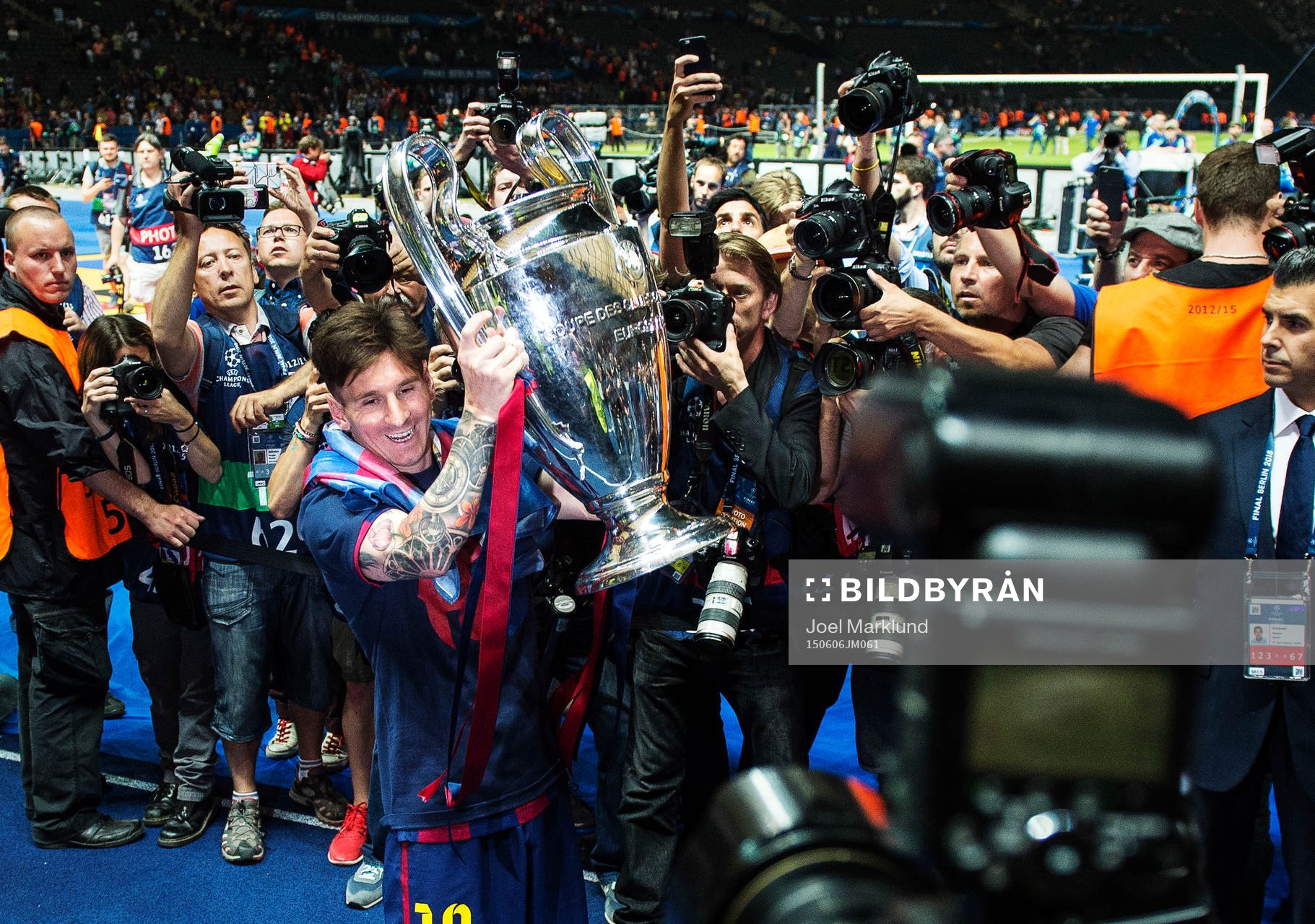 Barcelonas Lionel Messi jublar med pokalen