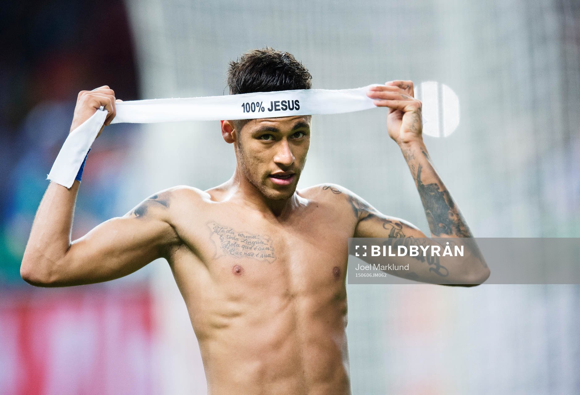 Barcelonas Neymar tar på sig en bandana med texten 100%
