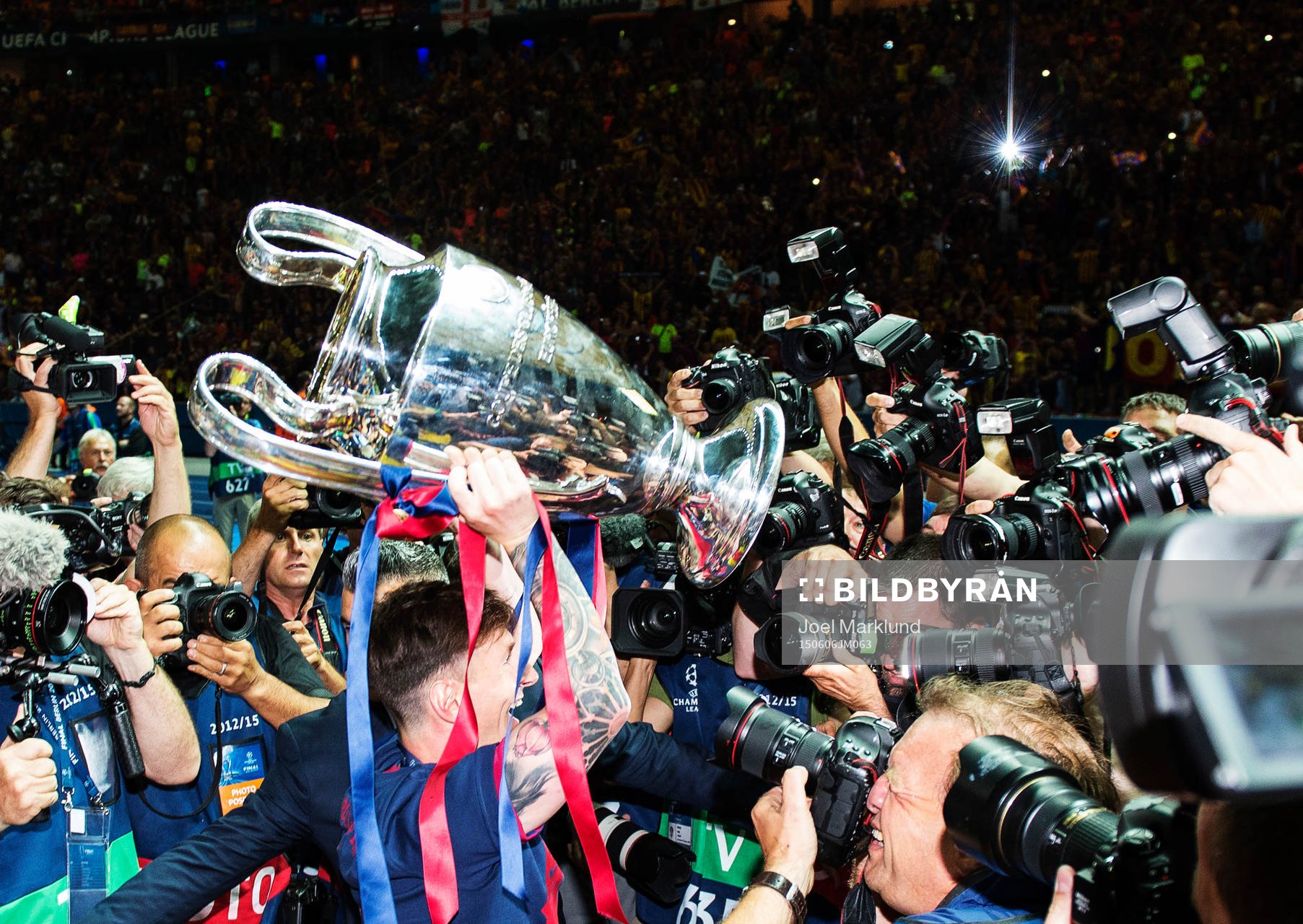 Barcelonas Lionel Messi jublar med pokalen