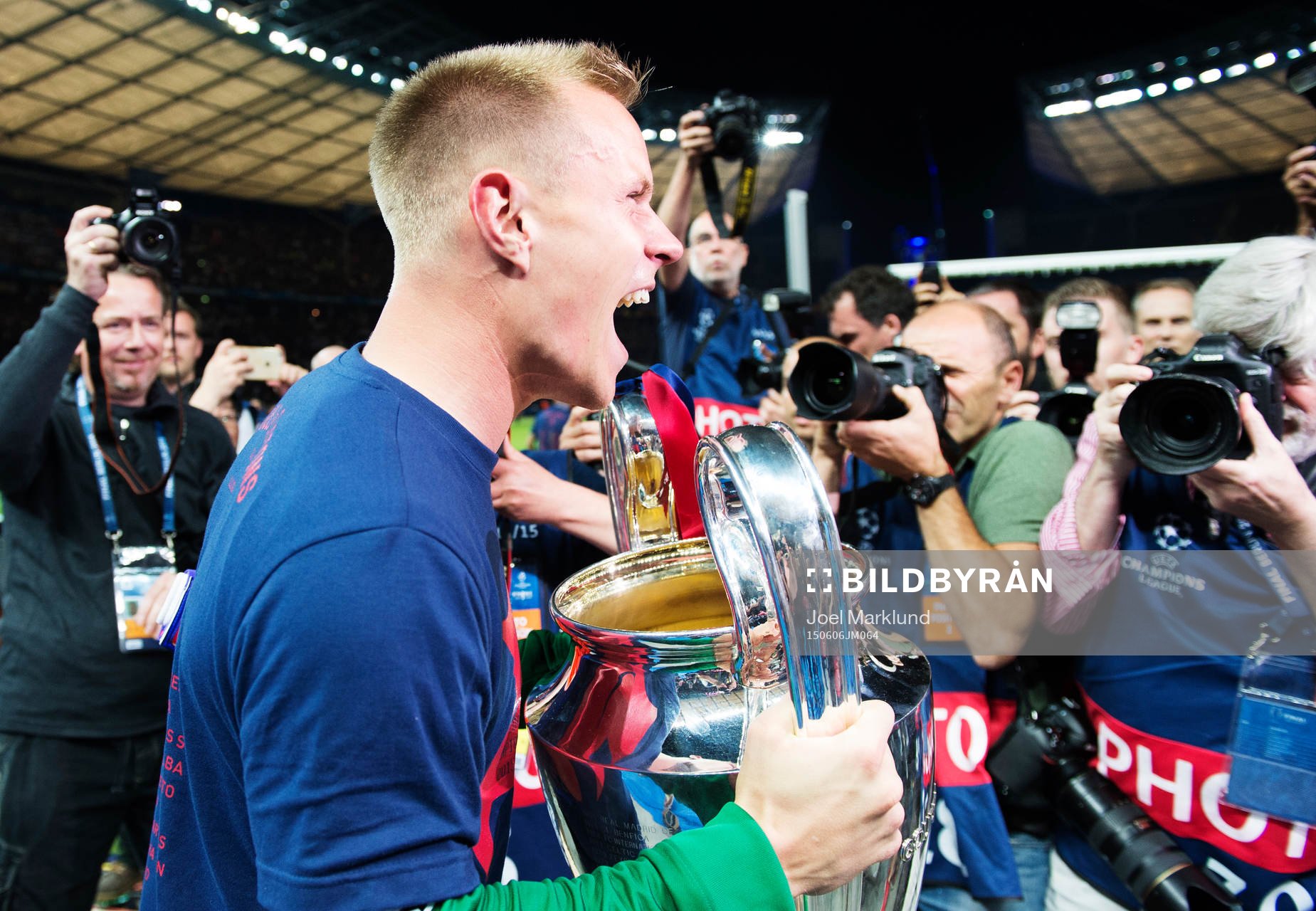 Barcelonas målvakt Marc-Andre ter Stegen jublar med pokalen