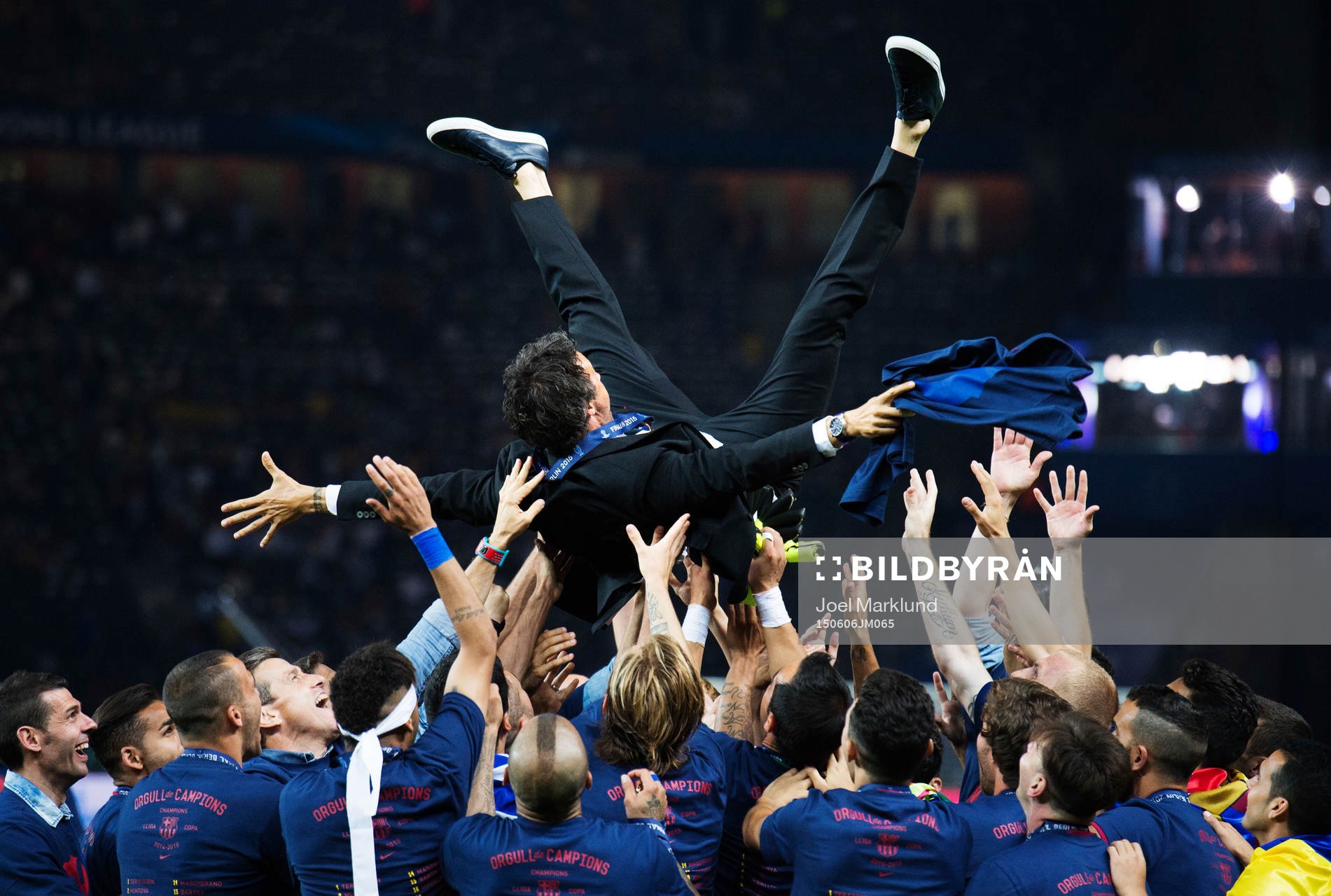 Barcelonas spelare kastar upp tränare Luis Enrique