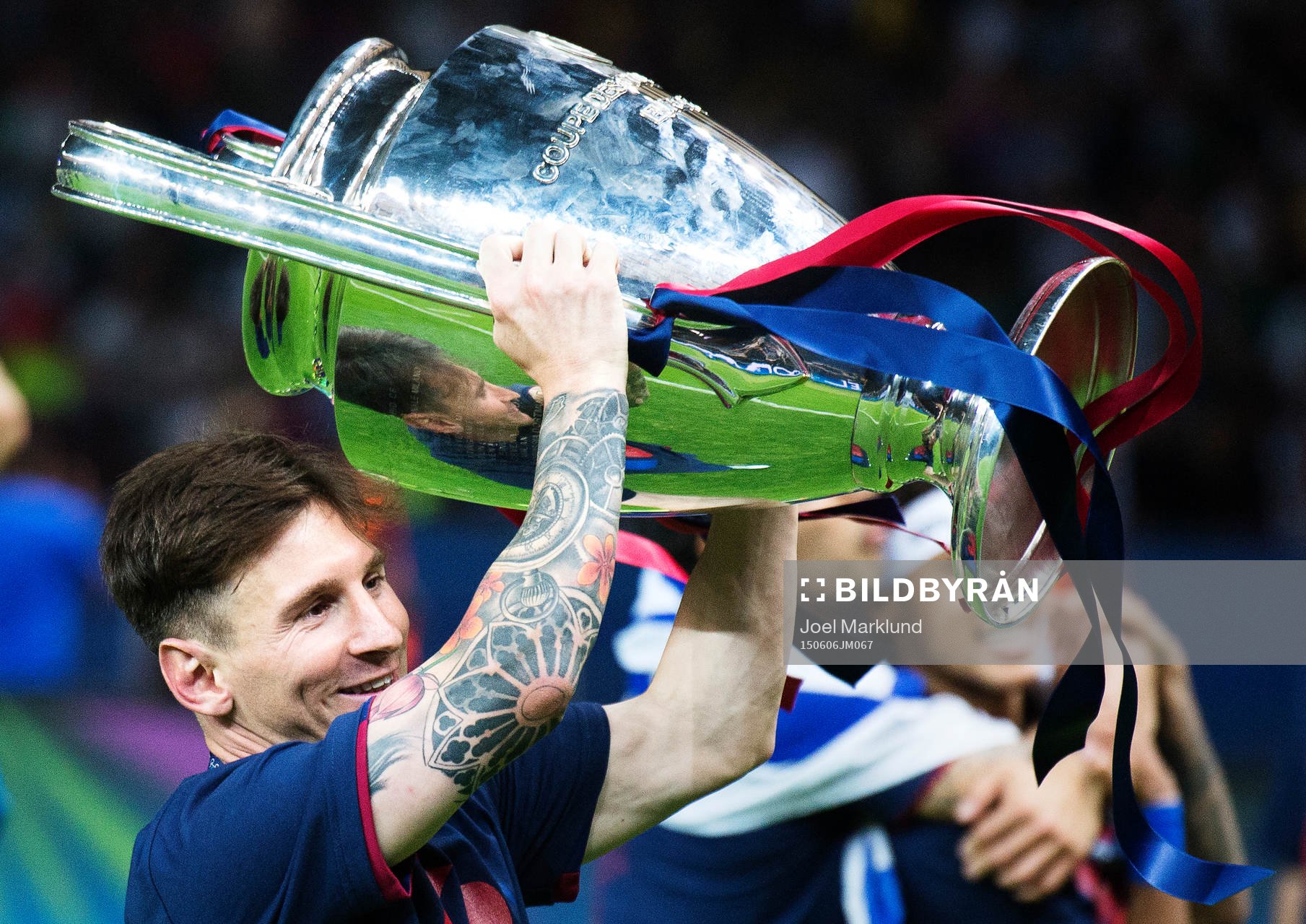 Barcelonas Lionel Messi jublar med pokalen