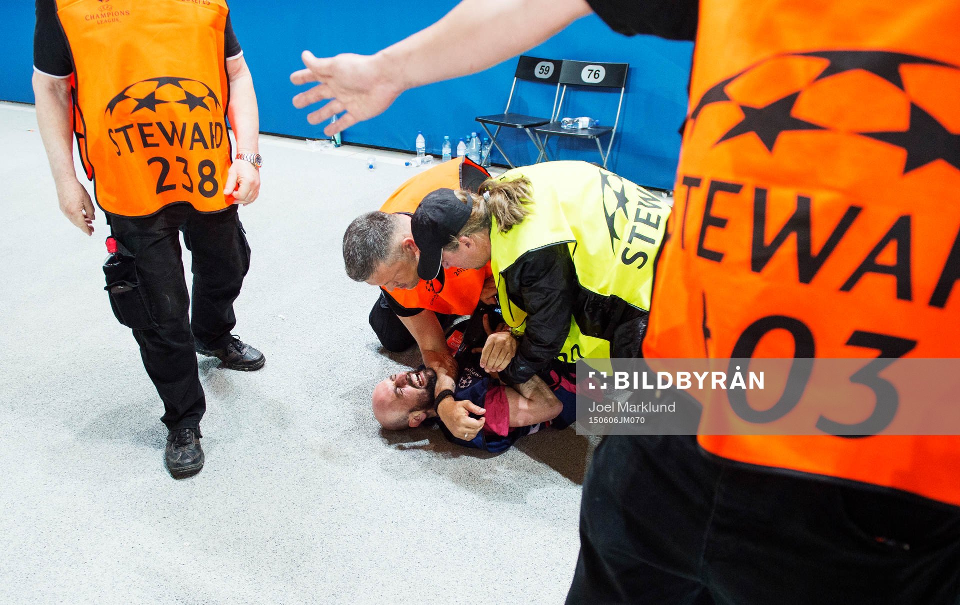 Vakter misshandlar en fotograf
