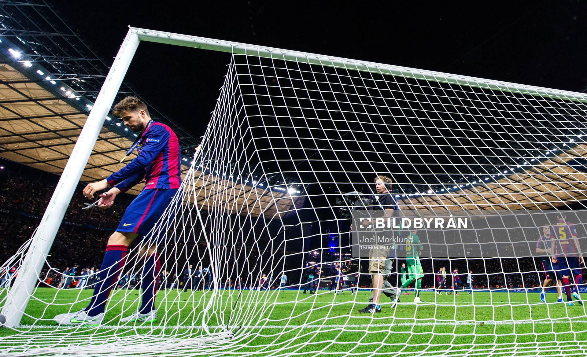 Barcelonas Gerard Pique klipper sönder ett målnät