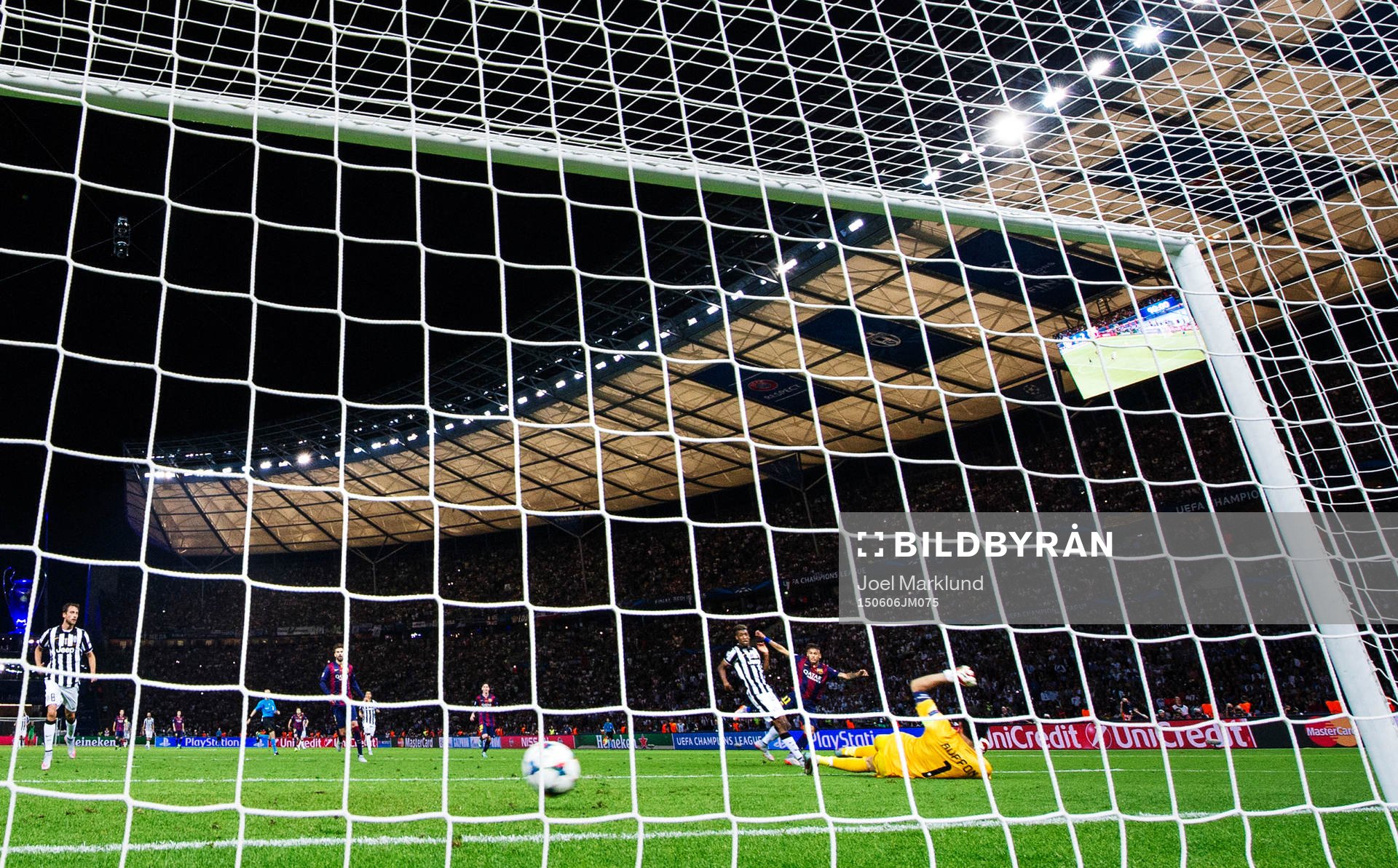 Barcelonas Neymar skjuter in 1-3 bakom Juventus målvakt
