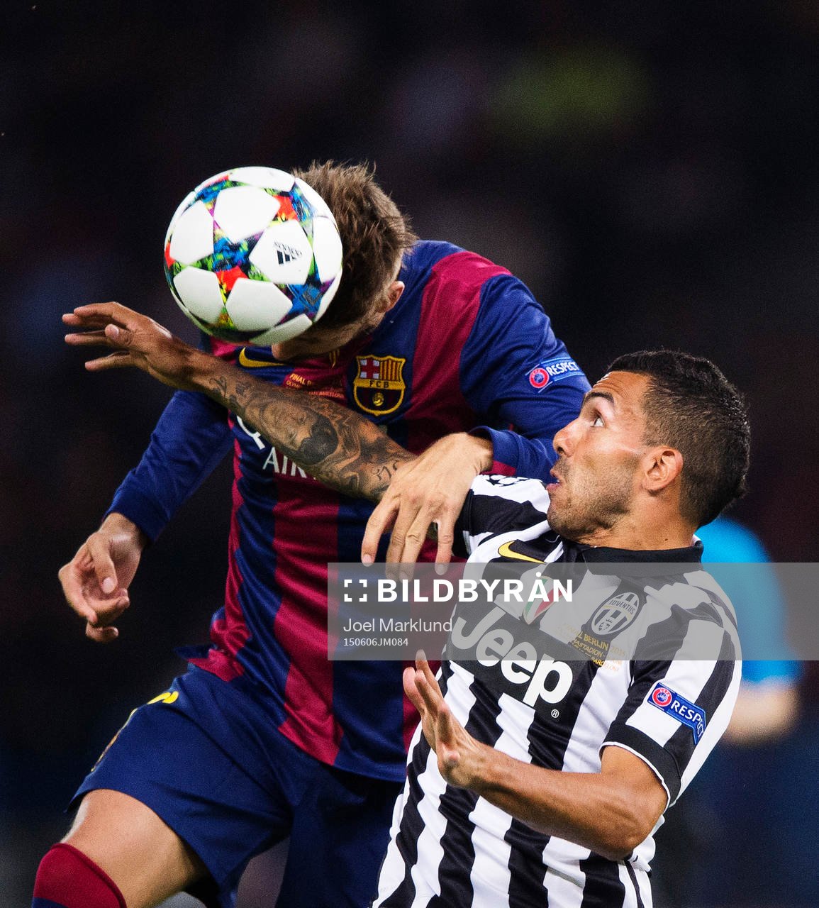 Barcelonas Gerard Pique vinner en luftduell mot Juventus