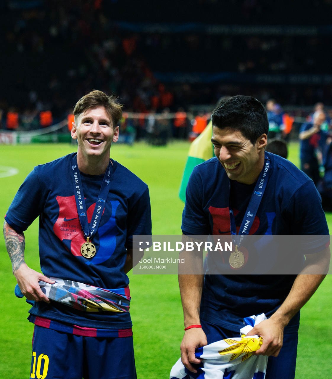 Barcelonas Lionel Messi och Luis Suarez skrattar