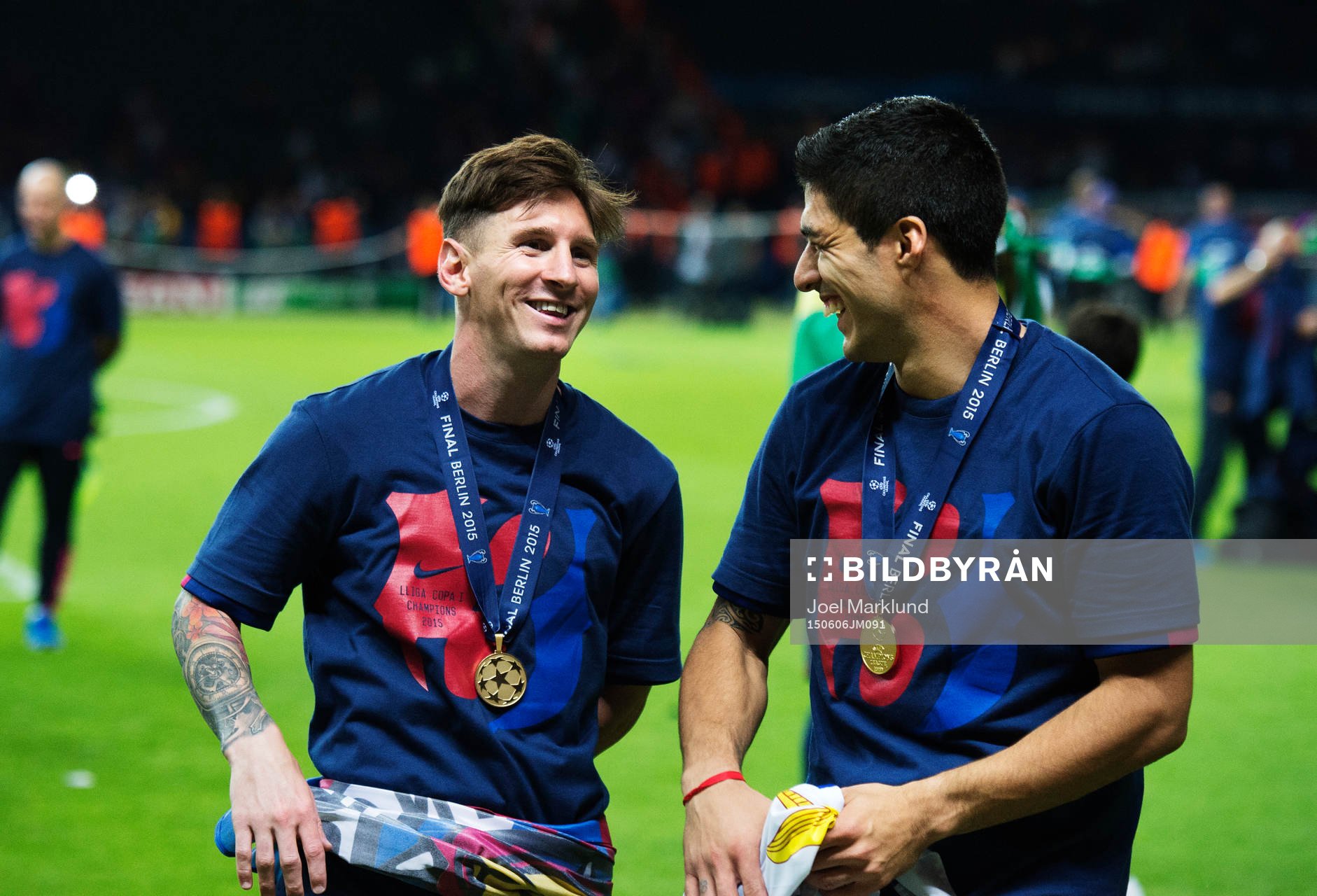 Barcelonas Lionel Messi och Luis Suarez skrattar efter finalen i Champions League mellan Juventus och Barcelona den 6 juni 2015 i Berlin.