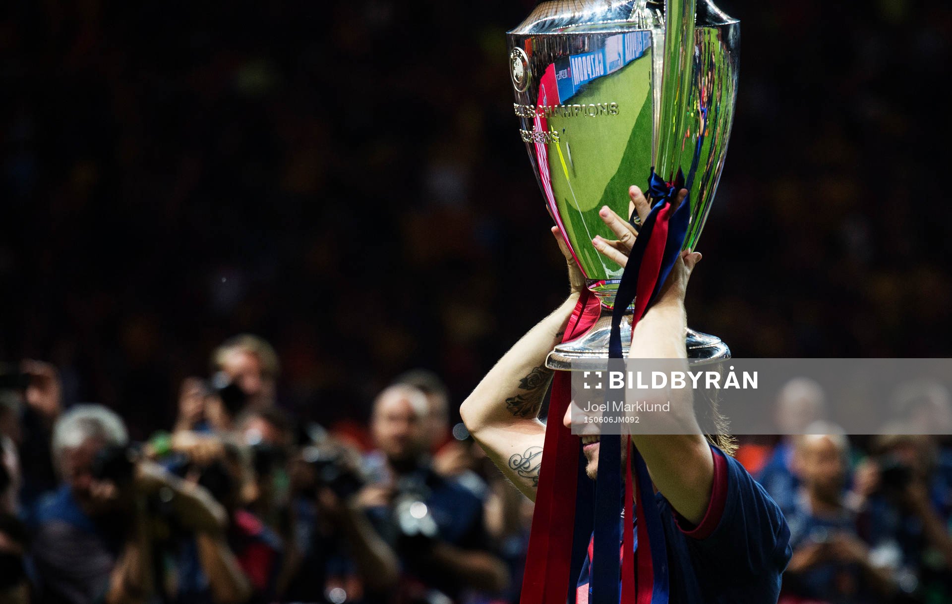 Barcelonas Ivan Rakitic jublar med pokalen på sitt huvud efter finalen i Champions League mellan Juventus och Barcelona den 6 juni 2015 i Berlin.