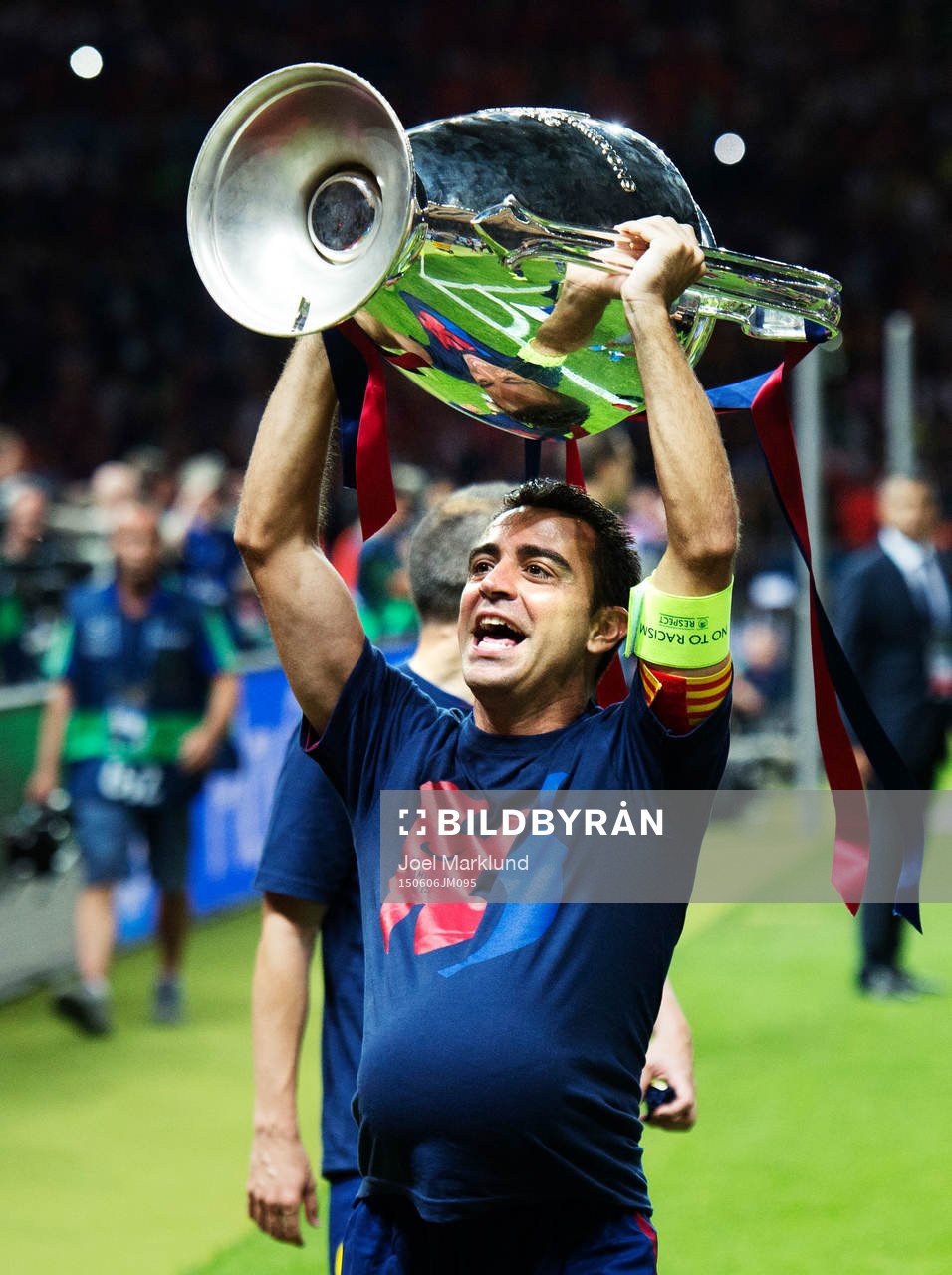 Barcelonas Xavi Hernandez jublar med pokalen