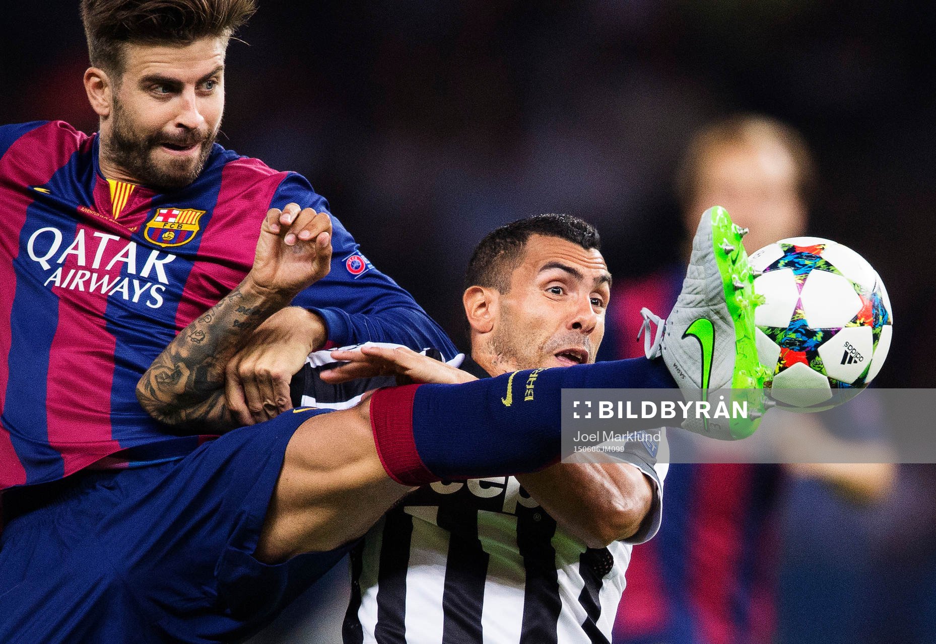 Barcelonas Gerard Pique i en luftduell med Juventus Carlos