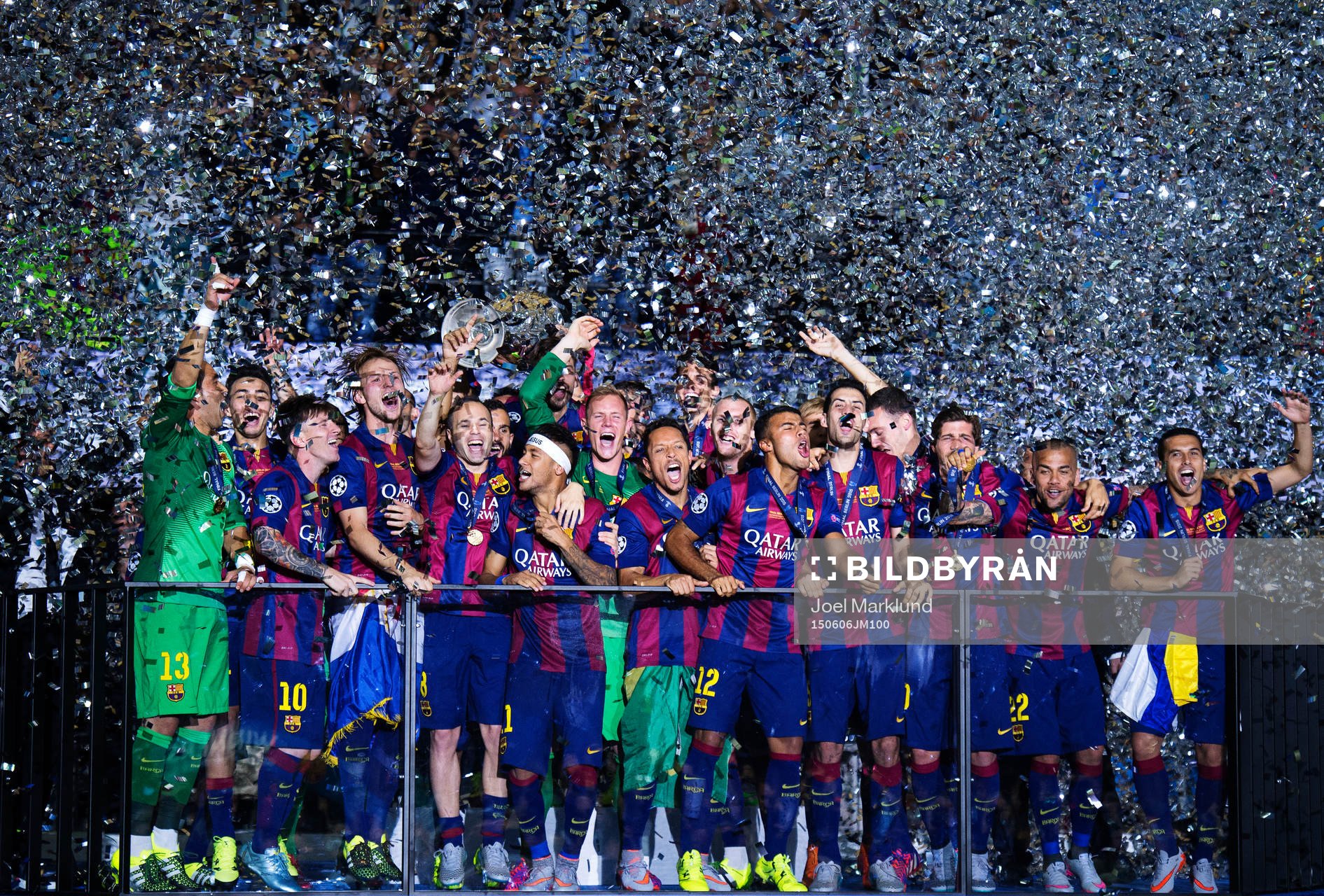 Barcelonas spelare jublar med pokalen