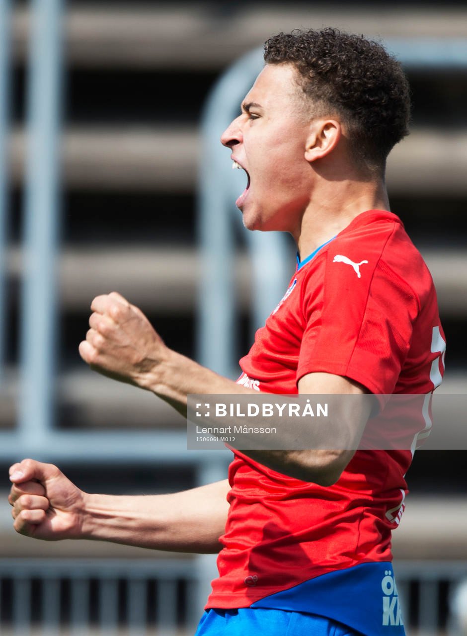 Helsingborgs Jordan Larsson har gjort 1-0 och jublar i