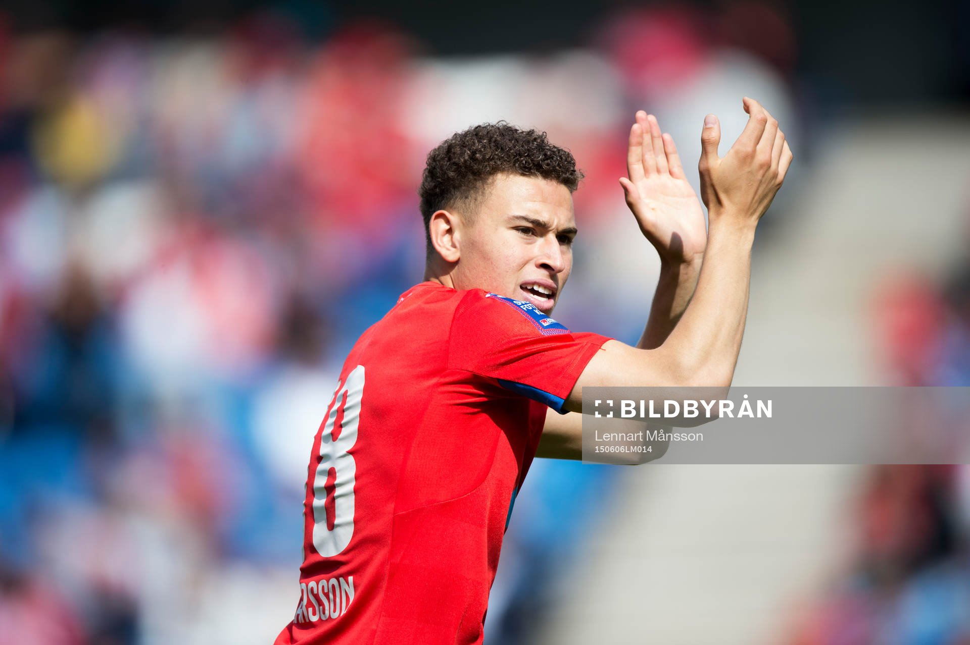 Helsingborgs Jordan Larsson har gjort 1-0 och klappar bort
