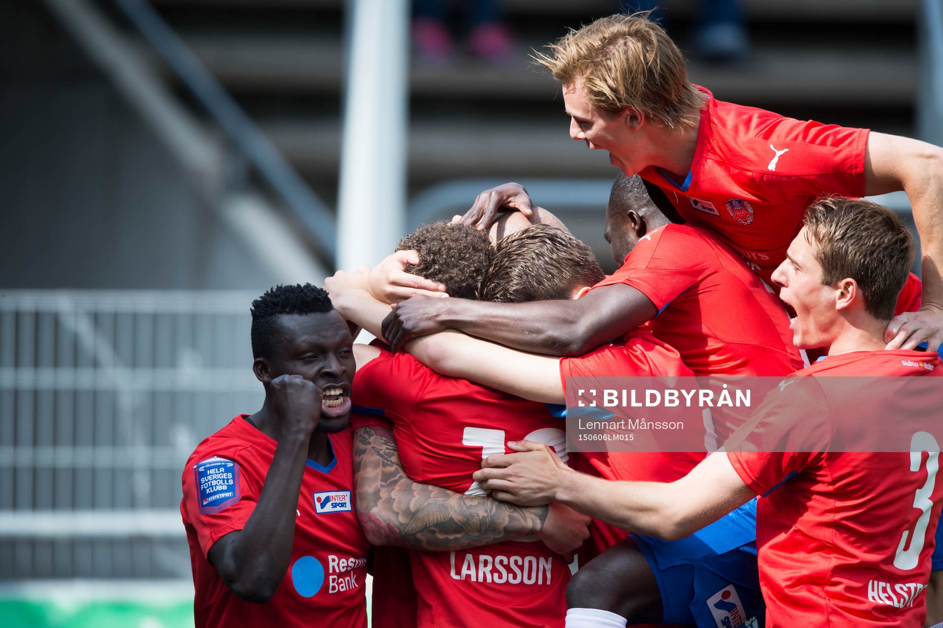 Helsingborgs Jordan Larsson har gjort 1-0 och grattas i