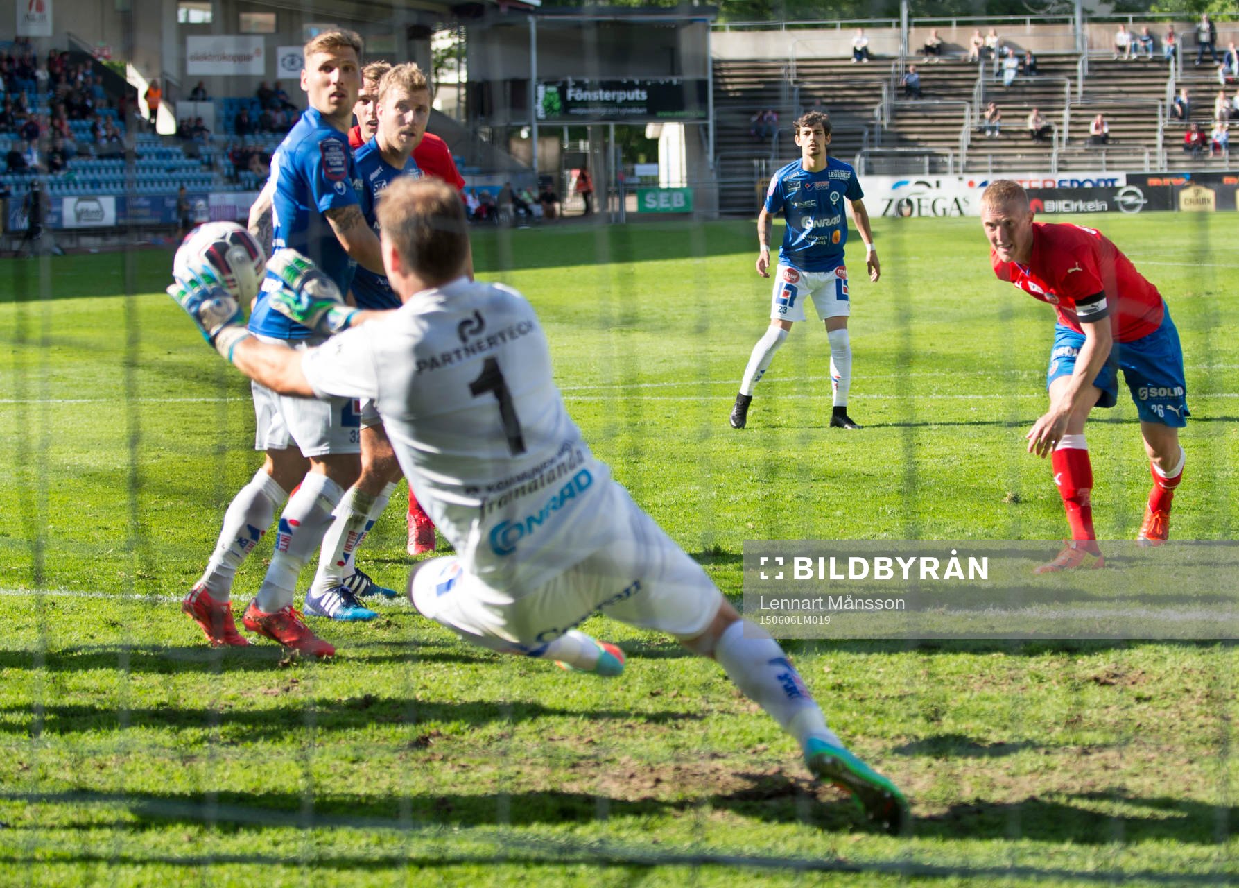 Helsingborgs Peter Larsson nickar men Åtvidabergs målvakt Henrik Gustavsson räddar i matchen i allsvenskan mellan Helsingborg och Åtvidaberg i Helsingborg 6 juni 2015.