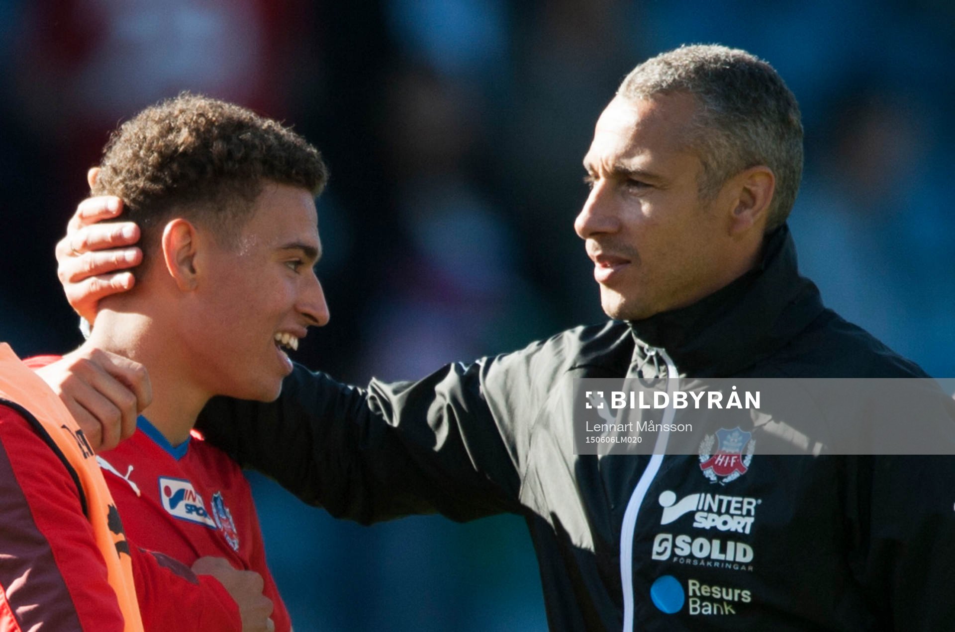 Helsingborgs tränare Henrik Larsson kramar om sonen Jordan